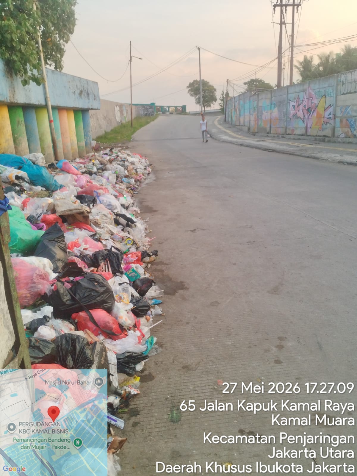 PPSU Kamal Muara Perkuat Kebersihan Lingkungan Melalui Penyapuan Jalan dan Penataan LPS di RW 01 3