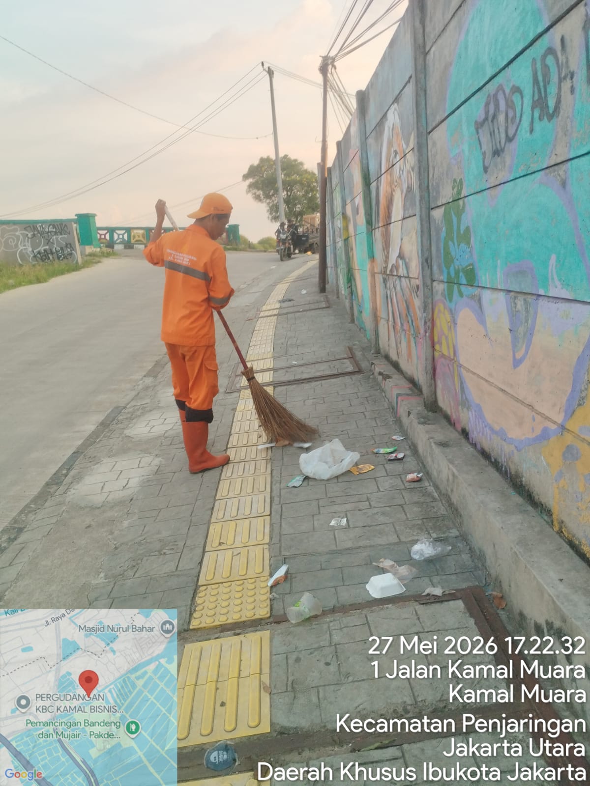 PPSU Kamal Muara Perkuat Kebersihan Lingkungan Melalui Penyapuan Jalan dan Penataan LPS di RW 01 1