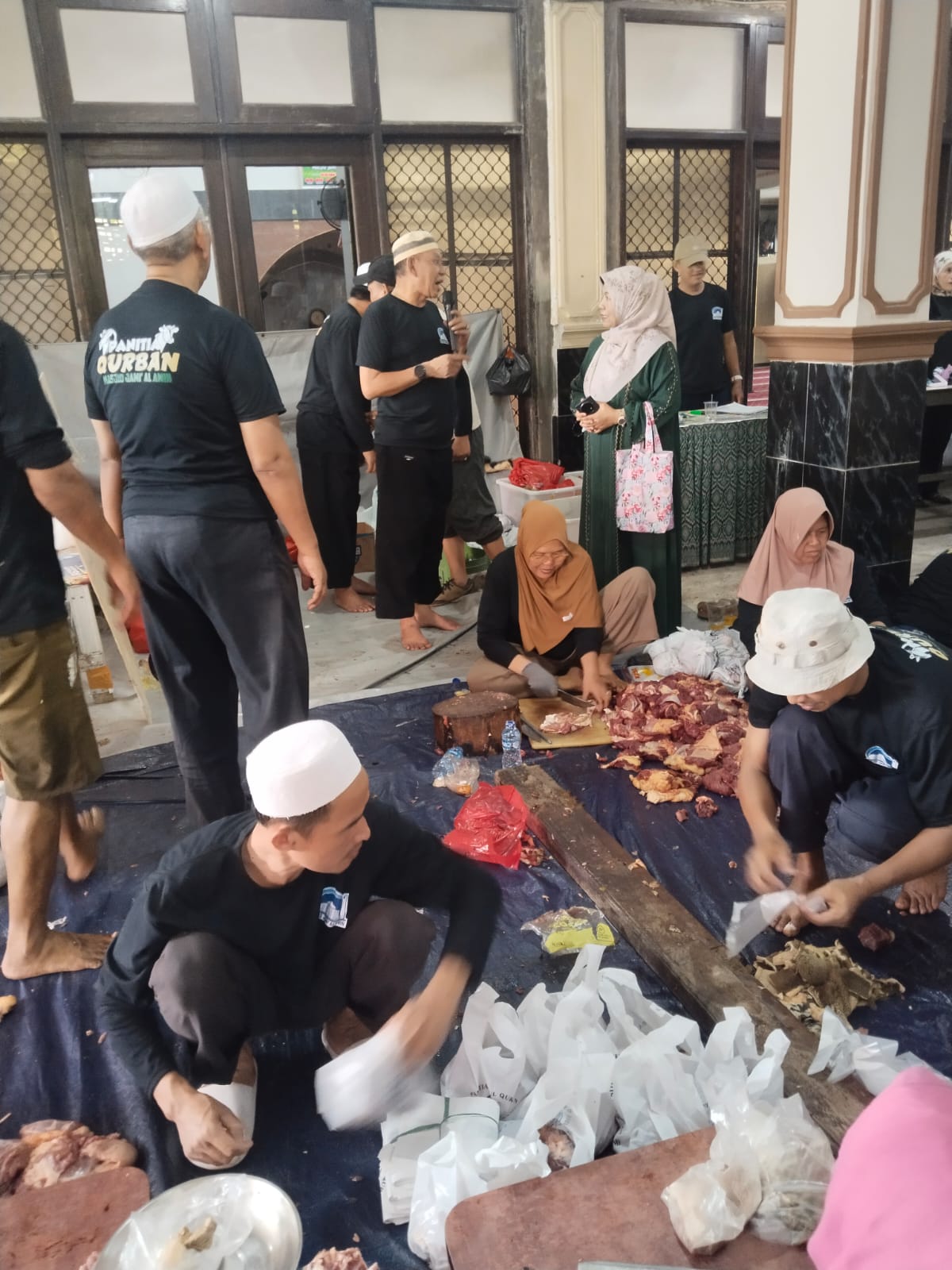 Bu Lurah Kelapa Gading Timur Monitoring Pemotongan Hewan Kurban di Wilayah Kelurahan 4