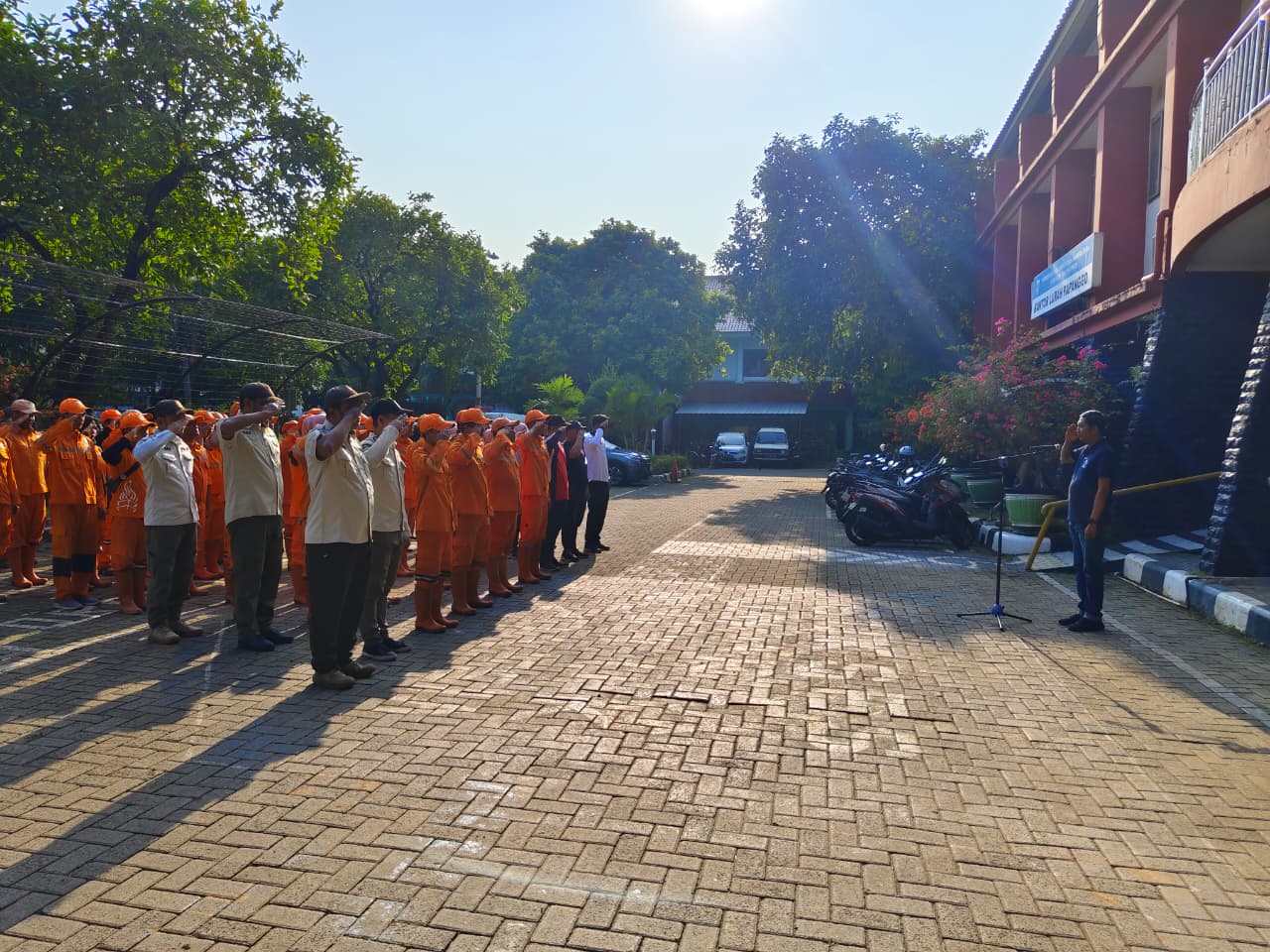 Kelurahan Papanggo Gelar Apel Pagi dan Kerja Bakti Bersama Tingkatkan Disiplin serta Kebersihan Lingkungan Kantor 2