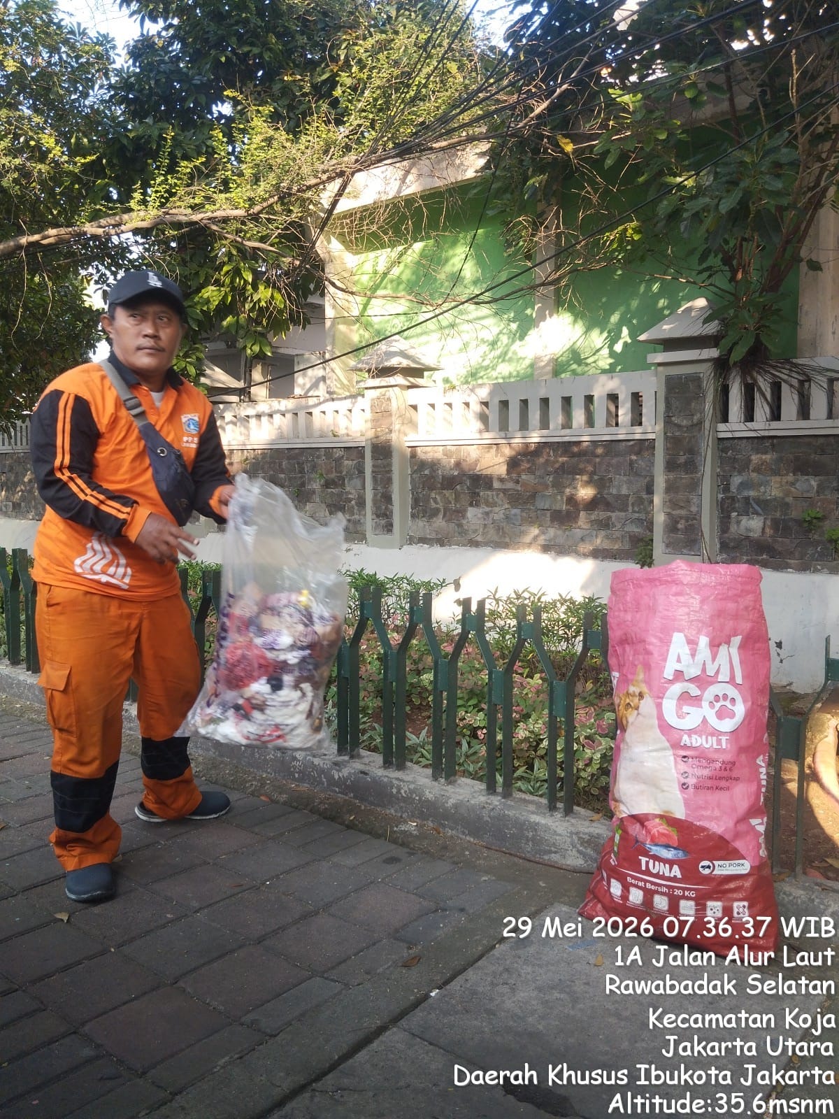 Pengangkutan Sampah Rutin di Wilayah Kelurahan Rawa Badak Selatan 2