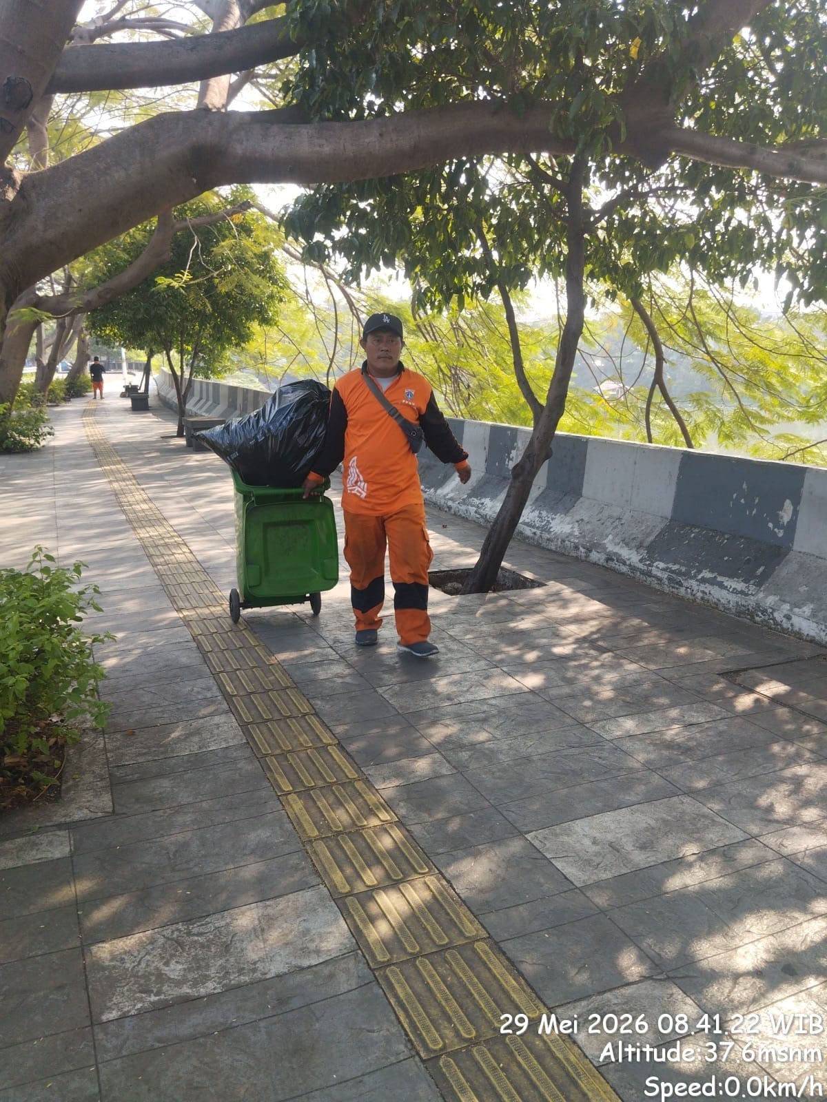 Pengangkutan Sampah Rutin di Wilayah Kelurahan Rawa Badak Selatan 1