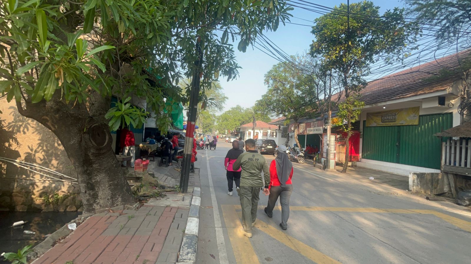 Kegiatan Jalan pagi sehat bersama jajaran Kelurahan Semper Barat 1