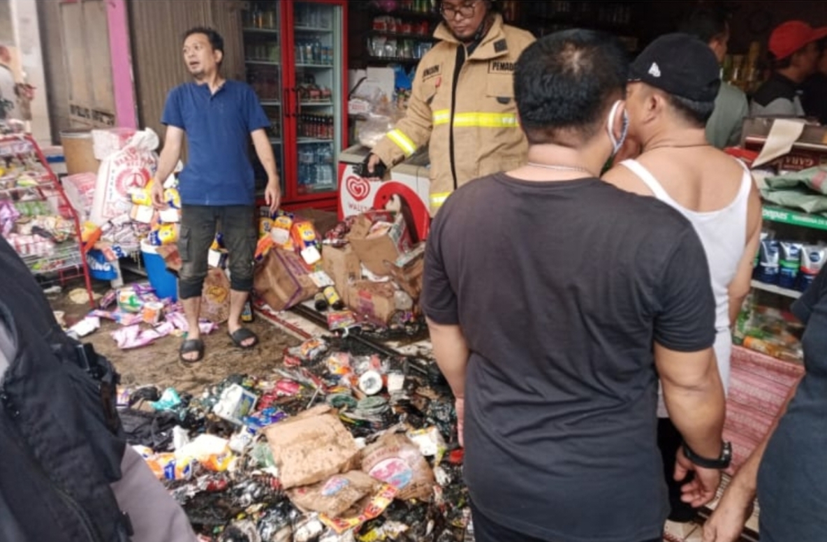 Respon Cepat Penanganan Kebakaran Toko Sembako di Wilayah Kelurahan Papanggo 8