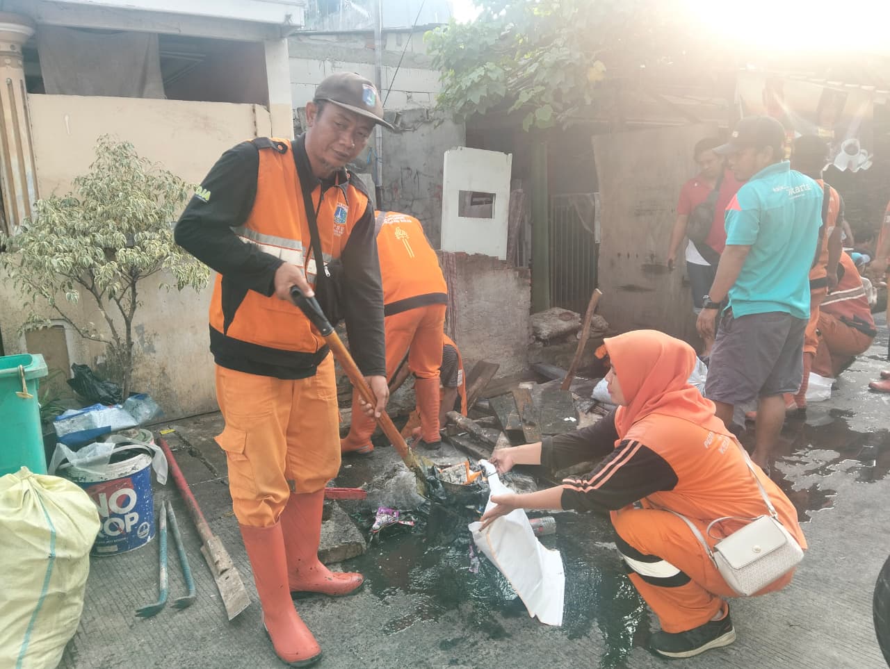 Kerja Bakti di Wilayah RW 013 Kelurahan Koja 2