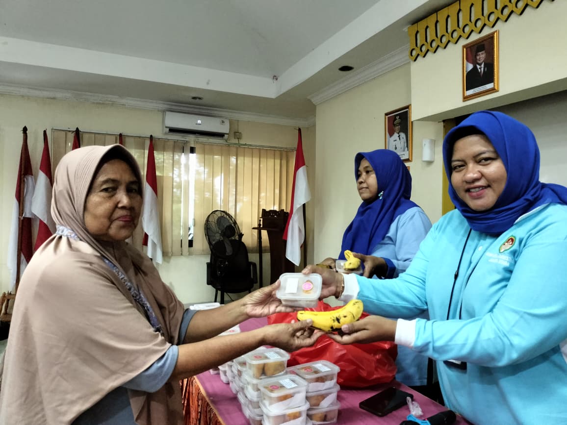 Pelaksanaan Kegiatan Pemberian Makanan Tambahan (PMT) Lokal di Aula Lantai 3 Kantor Kelurahan Tanjung Priok 2