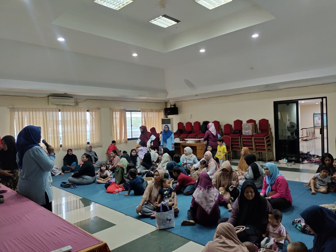Pelaksanaan Kegiatan Pemberian Makanan Tambahan (PMT) Lokal di Aula Lantai 3 Kantor Kelurahan Tanjung Priok 3
