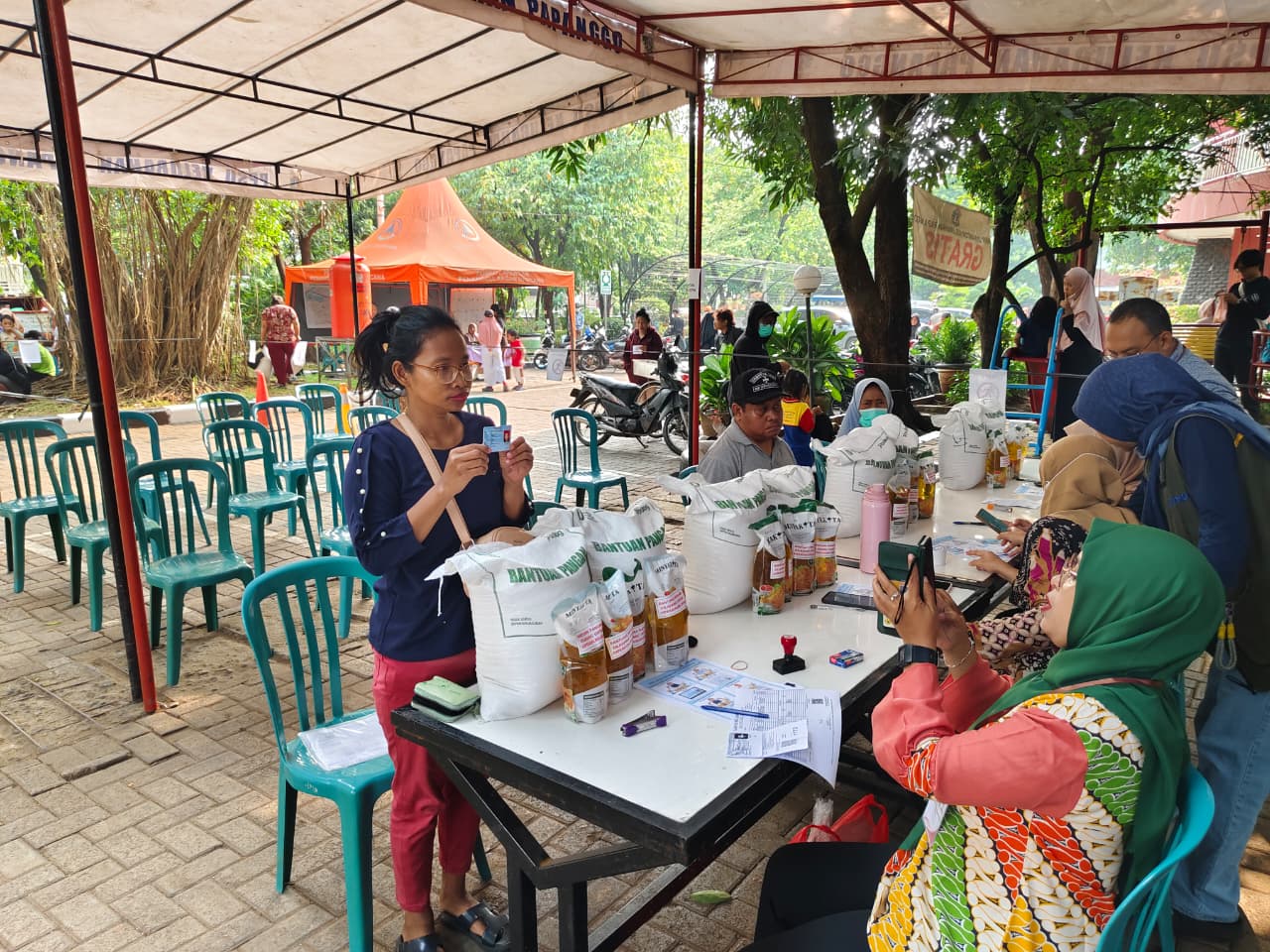Kelurahan Papanggo Salurkan Bantuan Pangan Bulog kepada Warga Penerima Manfaat 4