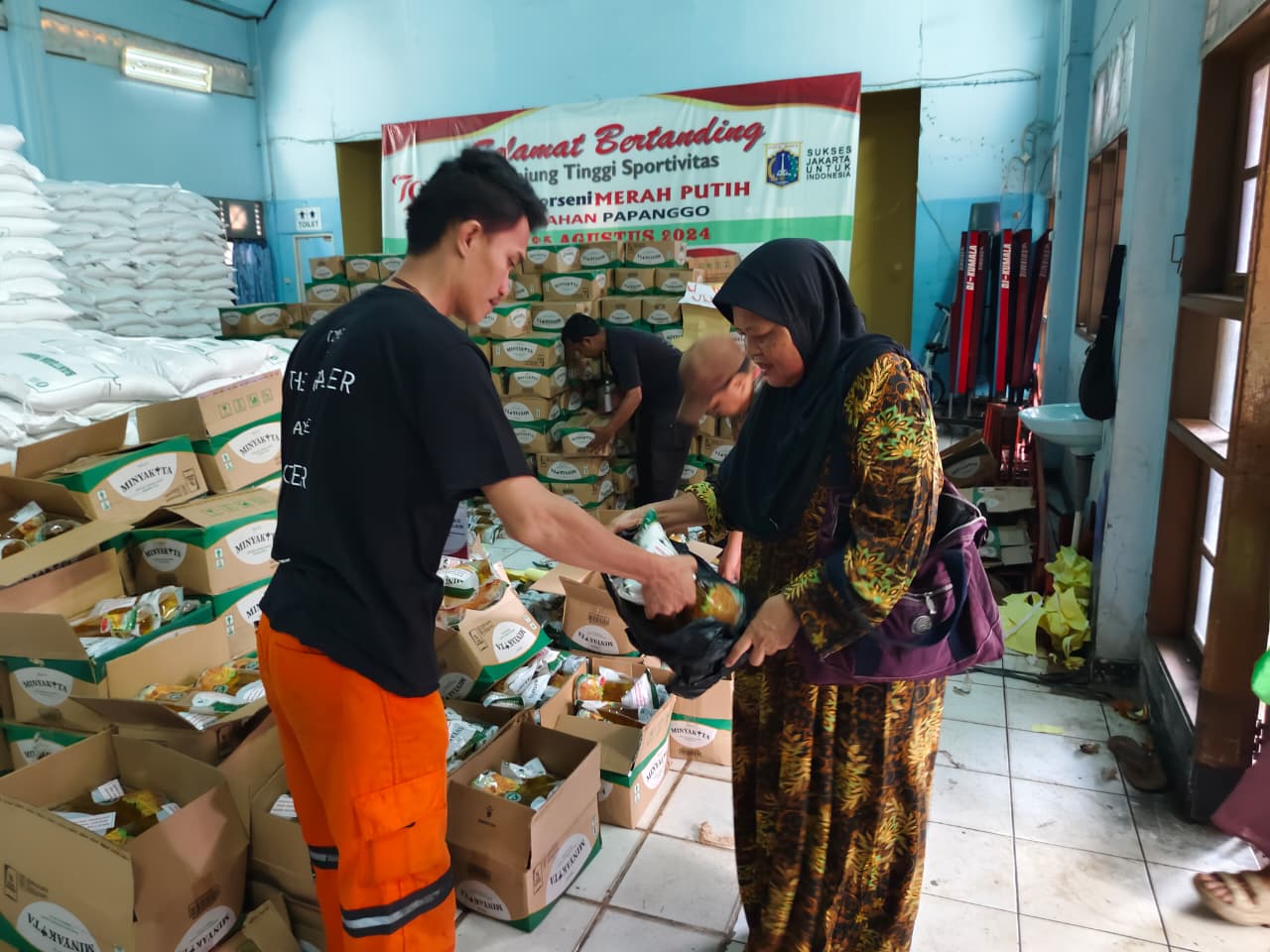 Kelurahan Papanggo Salurkan Bantuan Pangan Bulog kepada Warga Penerima Manfaat 7