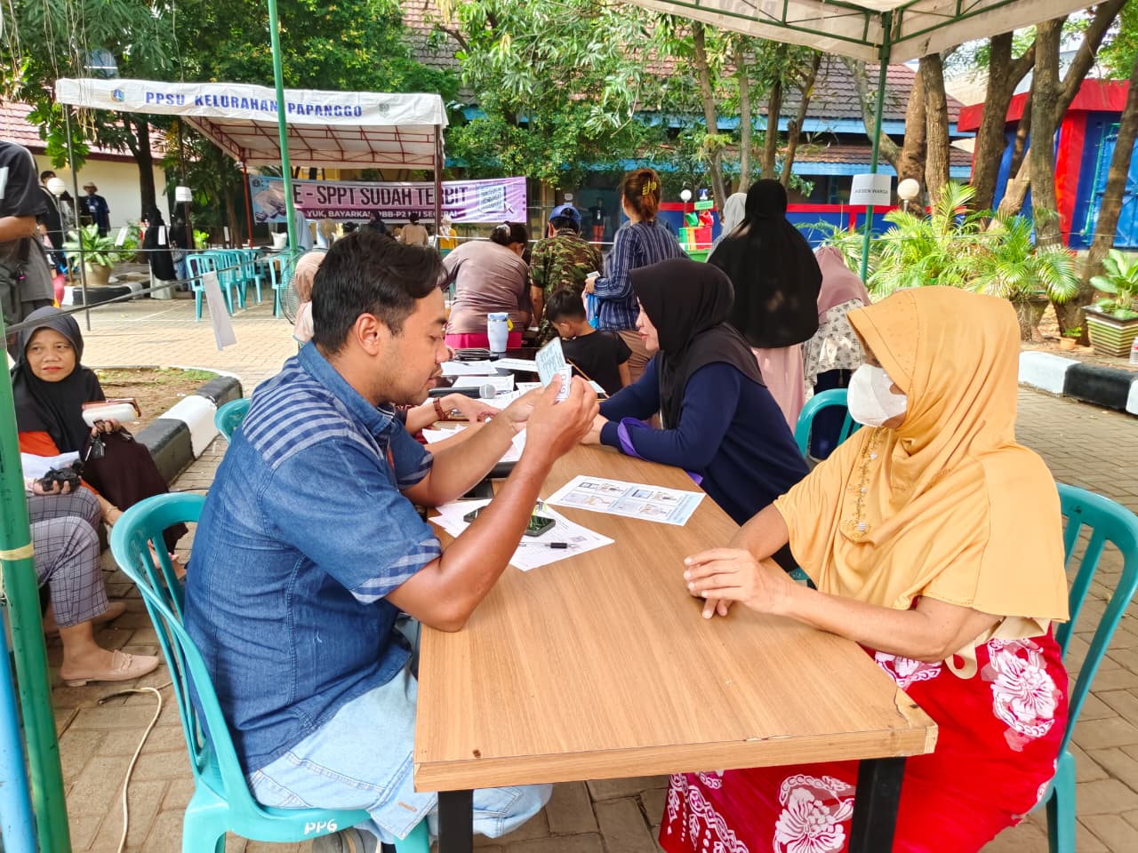 Kelurahan Papanggo Salurkan Bantuan Pangan Bulog kepada Warga Penerima Manfaat 2