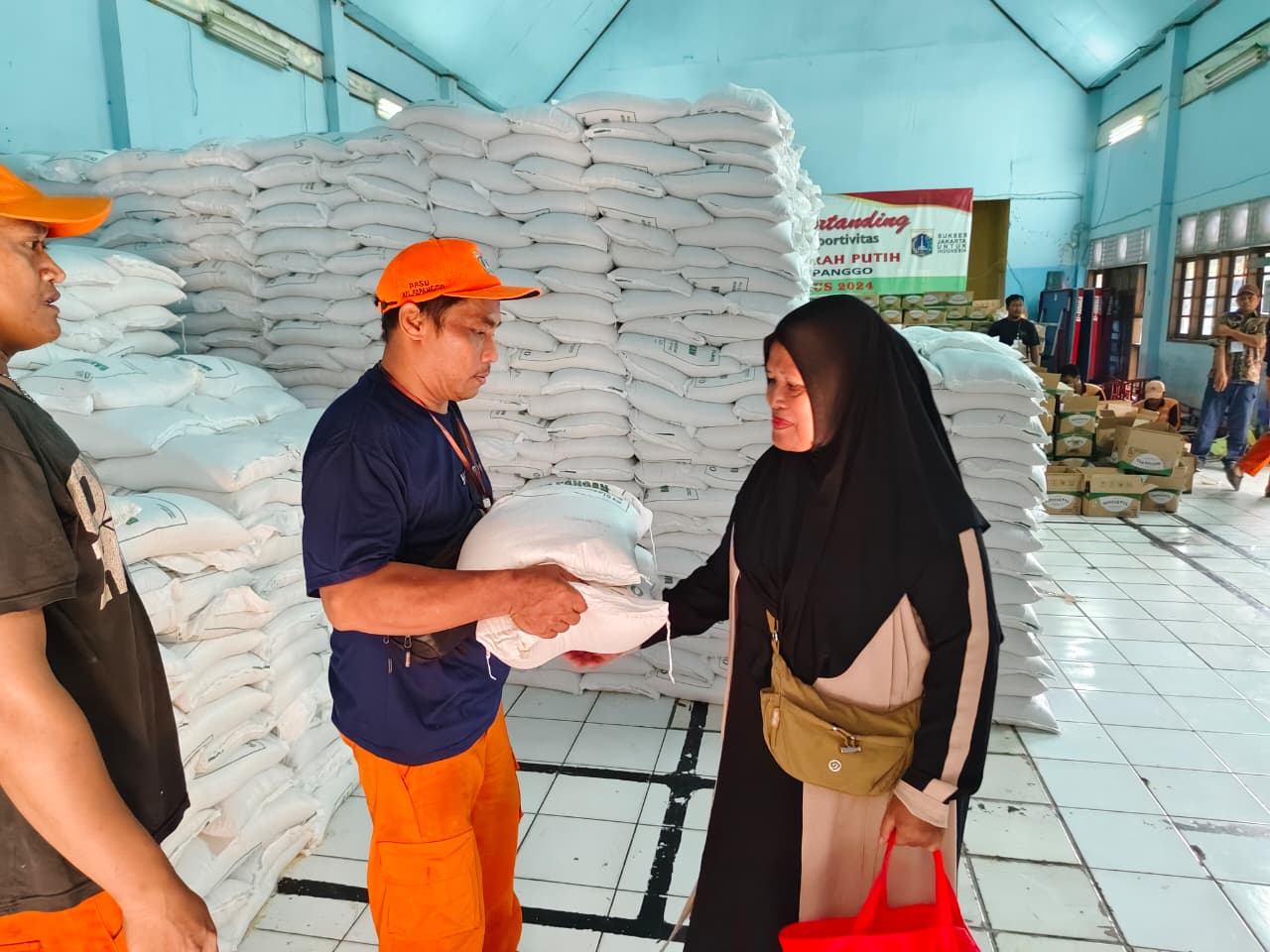 Kelurahan Papanggo Salurkan Bantuan Pangan Bulog kepada Warga Penerima Manfaat 8