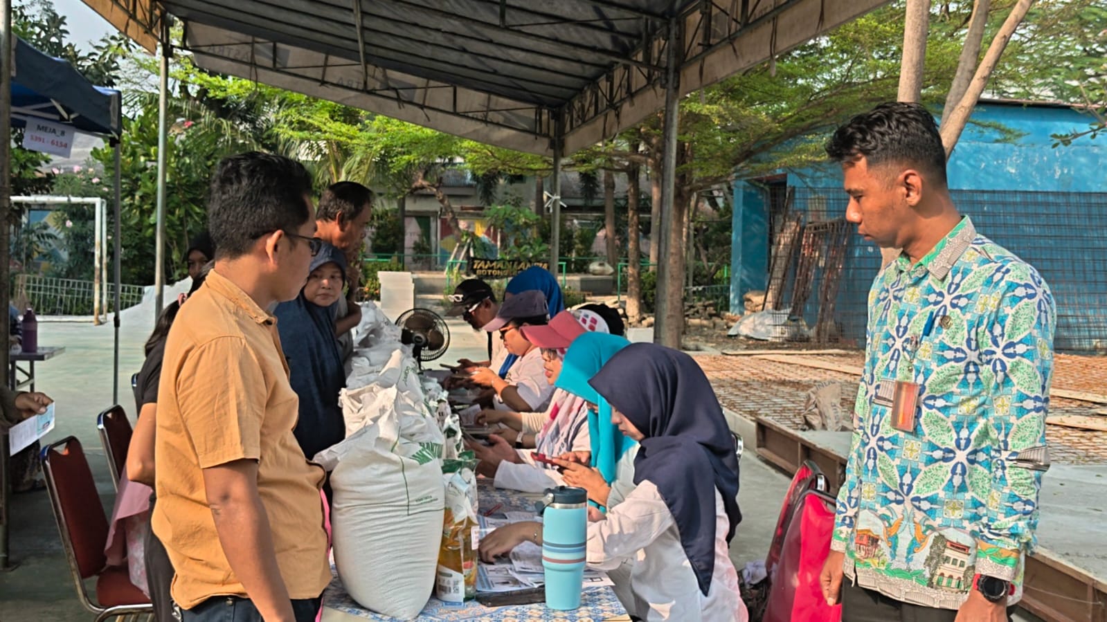 Monitoring Pembagian Beras Bulog di RPTRA Rasela Berjalan Tertib dan Lancar 4