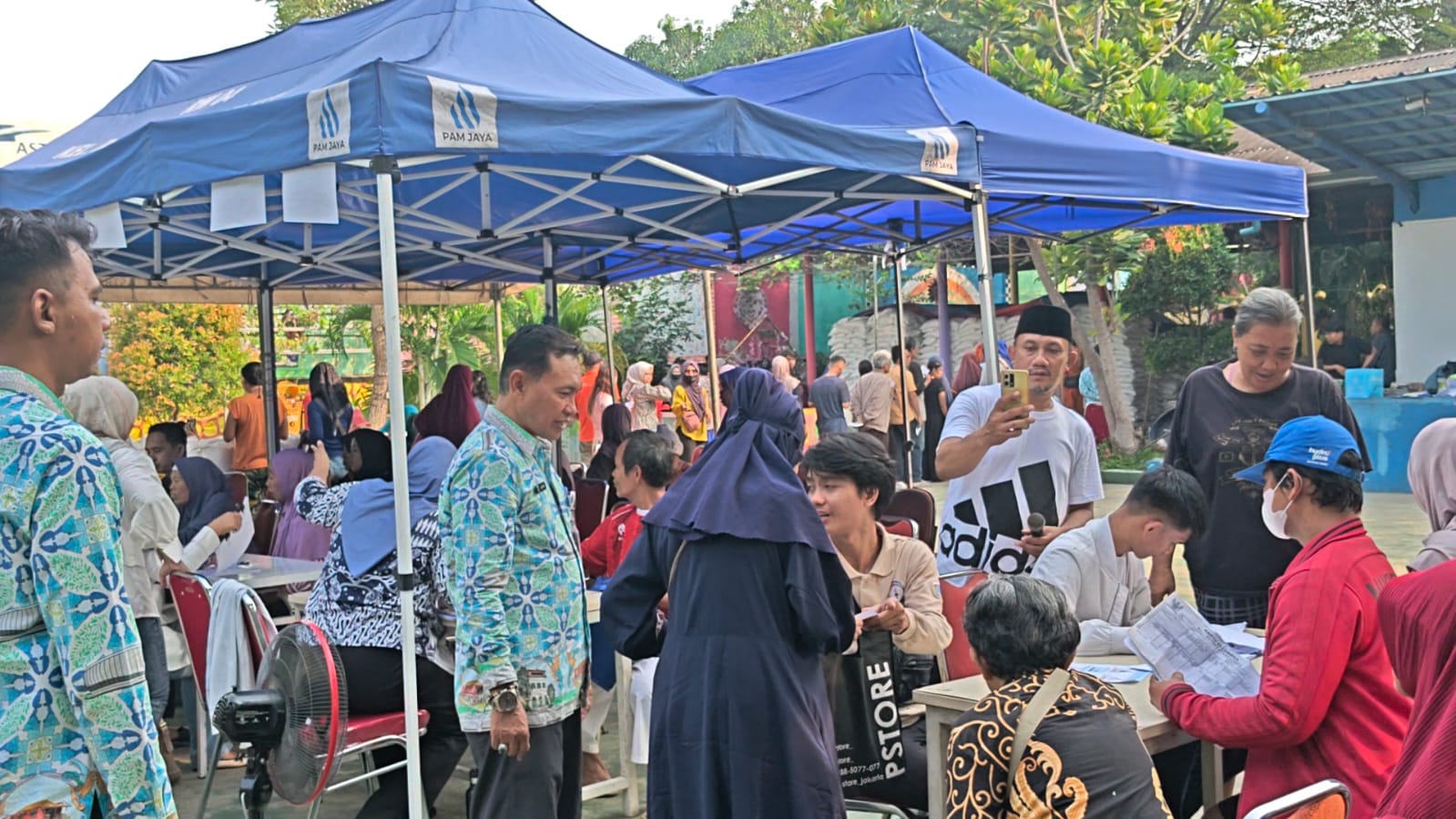 Monitoring Pembagian Beras Bulog di RPTRA Rasela Berjalan Tertib dan Lancar 3