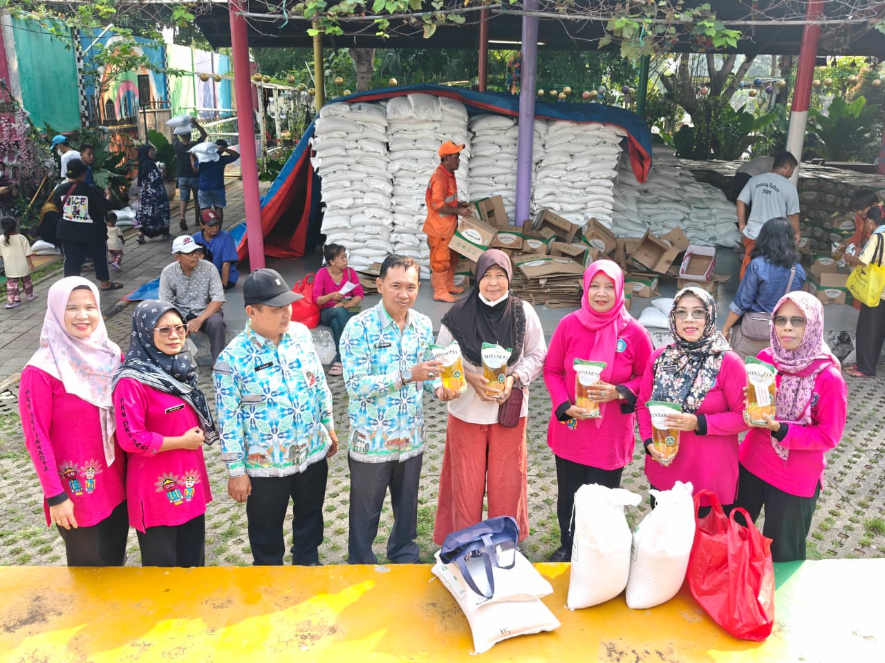 Monitoring Pembagian Beras Bulog di RPTRA Rasela Berjalan Tertib dan Lancar 5