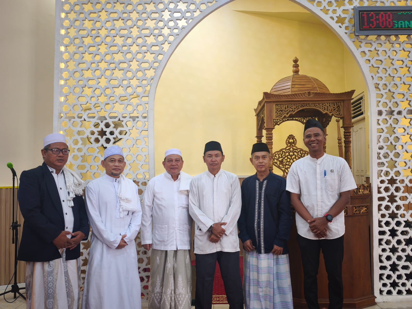 Lurah dan Jajaran Kelurahan Rawa Badak Selatan Laksanakan Shalat Jumat Bersama Warga di Masjid Al Amin RW 01 1