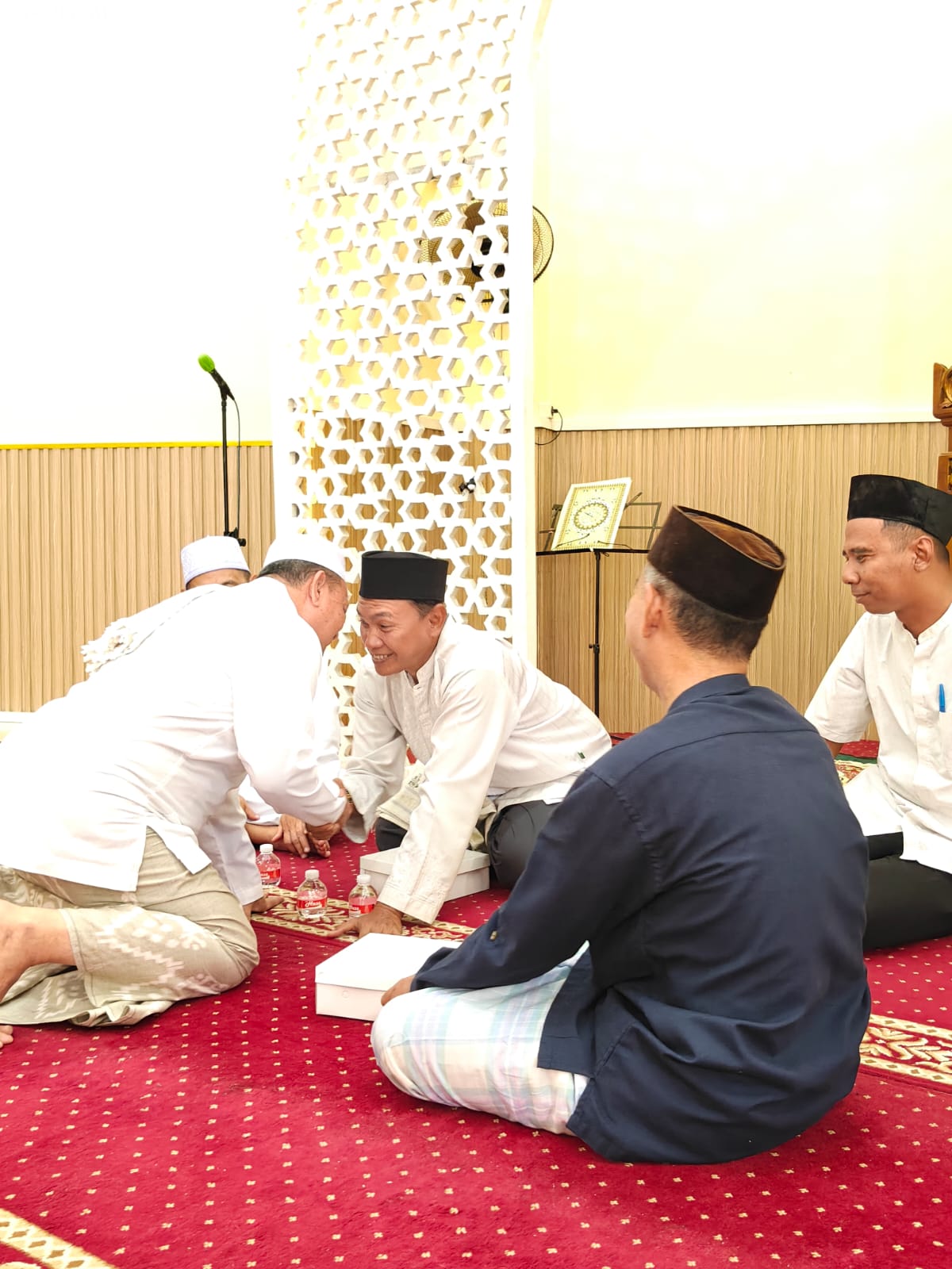 Lurah dan Jajaran Kelurahan Rawa Badak Selatan Laksanakan Shalat Jumat Bersama Warga di Masjid Al Amin RW 01 2