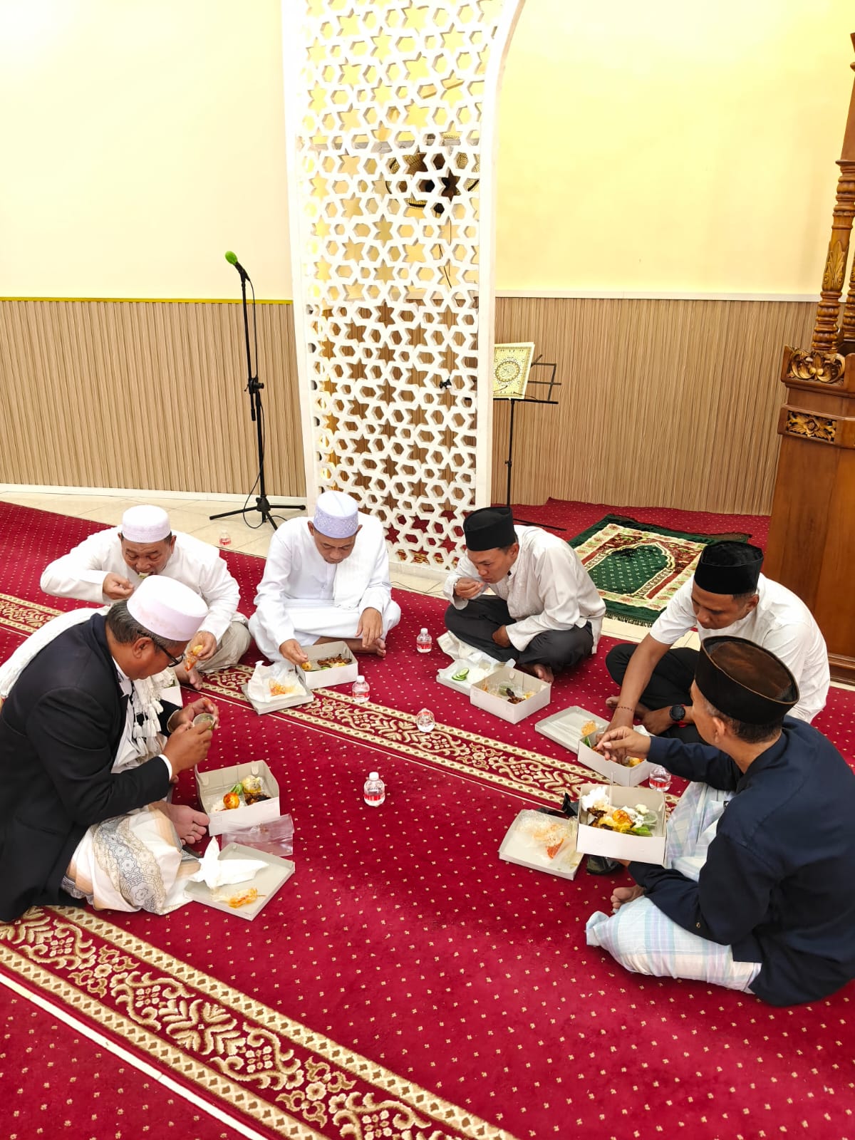 Lurah dan Jajaran Kelurahan Rawa Badak Selatan Laksanakan Shalat Jumat Bersama Warga di Masjid Al Amin RW 01 5