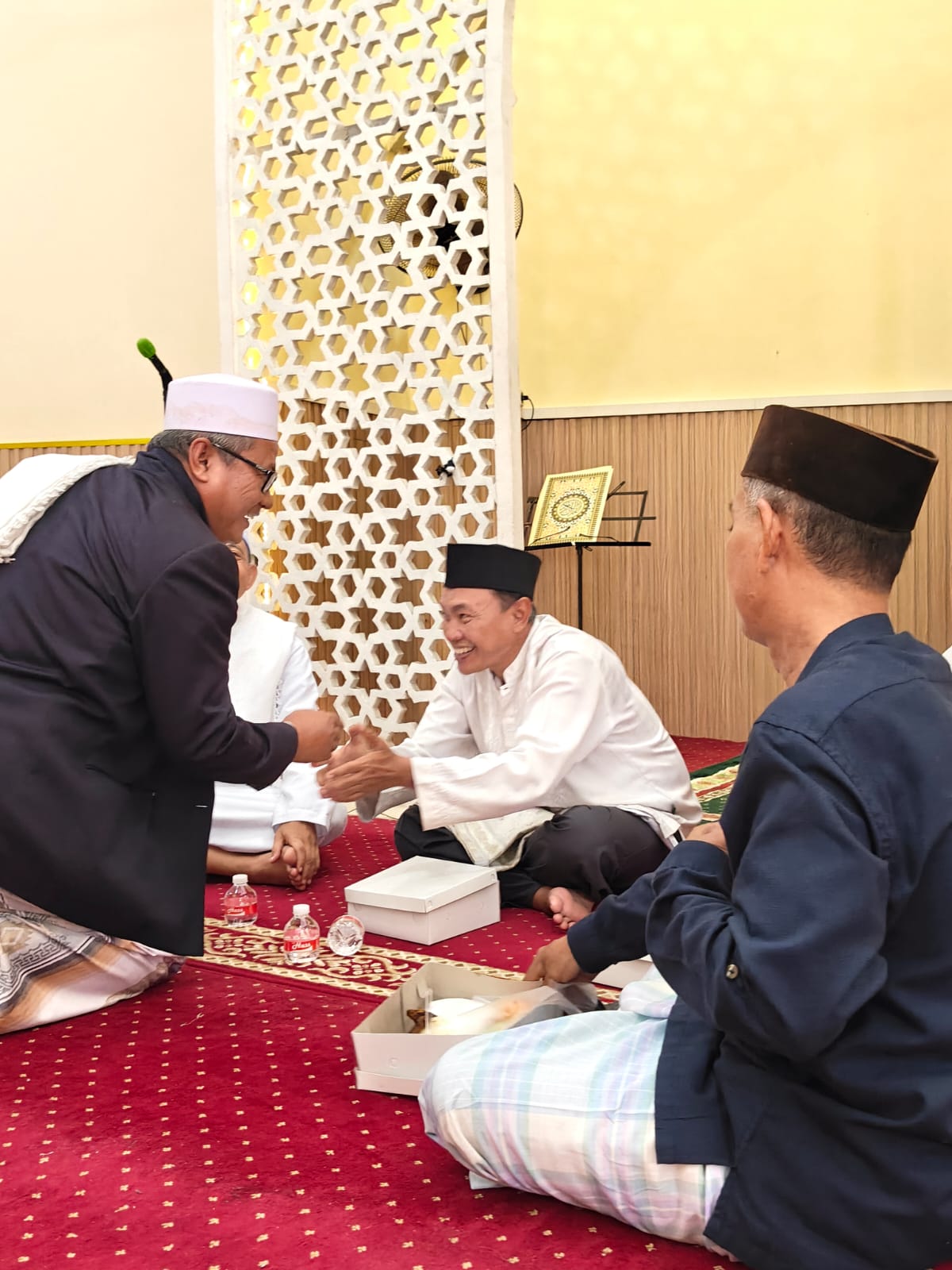 Lurah dan Jajaran Kelurahan Rawa Badak Selatan Laksanakan Shalat Jumat Bersama Warga di Masjid Al Amin RW 01 3