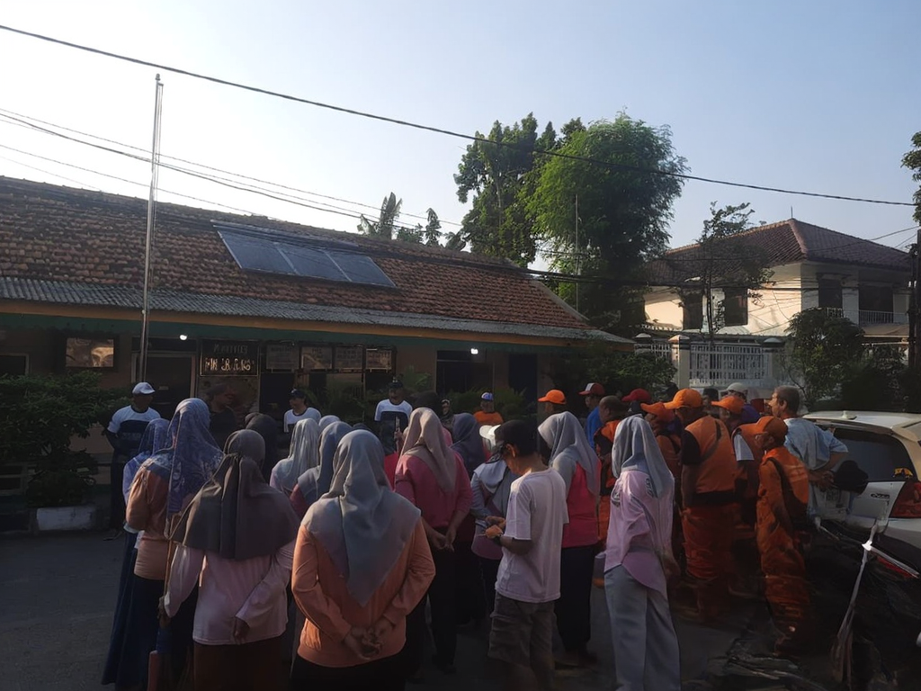 Lurah Kelapa Gading Timur Monitoring Kerja Bakti Lingkungan di RW 06 Sambut Tahun Baru Islam 1448 H dan HUT Jakarta ke-499 1