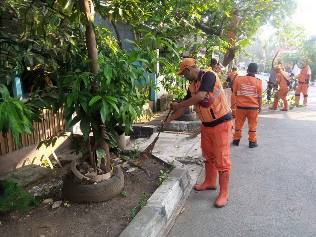 Lurah Kelapa Gading Timur Monitoring Kerja Bakti Lingkungan di RW 06 Sambut Tahun Baru Islam 1448 H dan HUT Jakarta ke-499 2