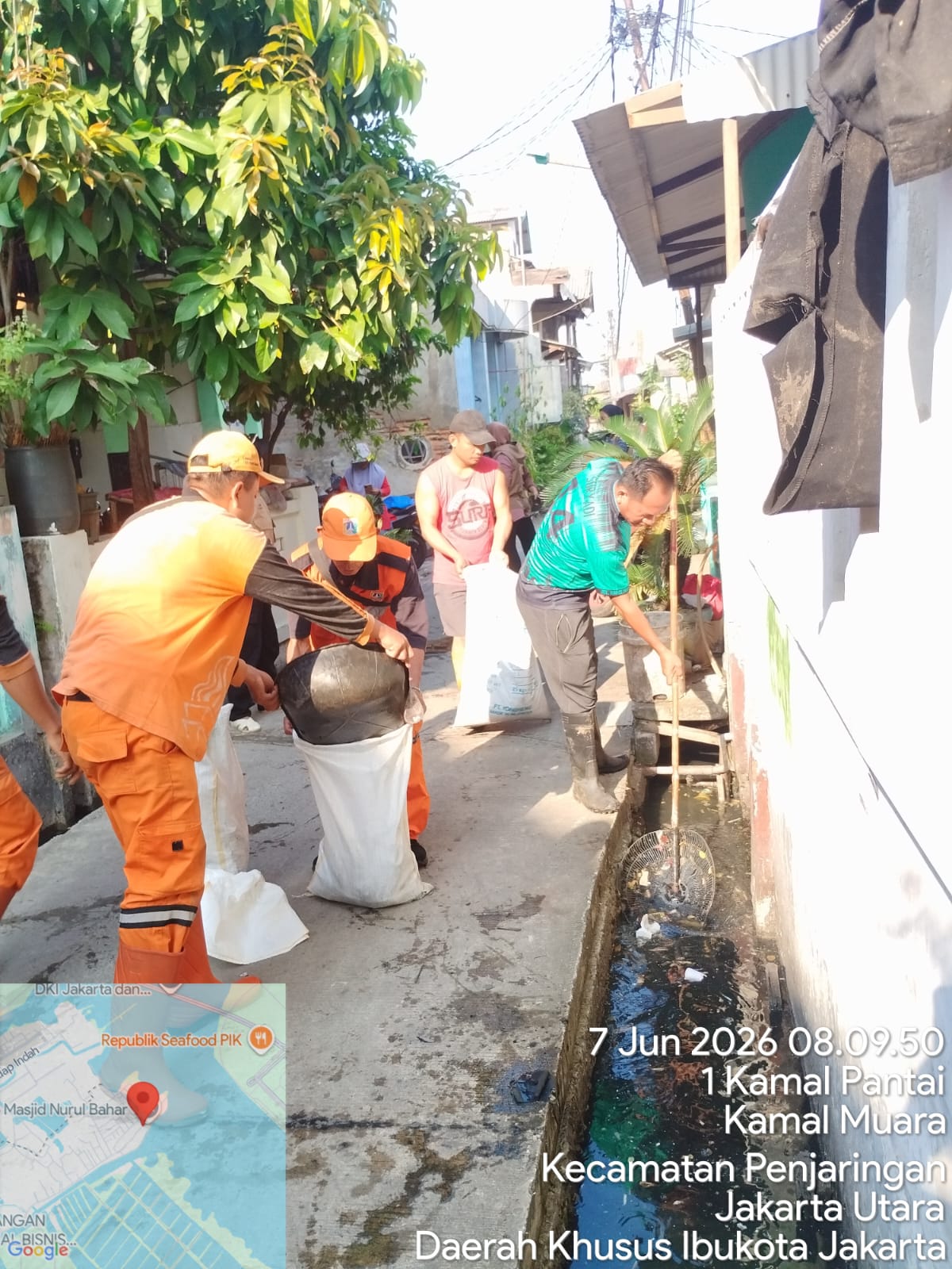 Semangat Gotong Royong Menguat, Kerja Bakti Bersama di Kampung Nelayan Kamal Muara Ciptakan Lingkungan Bersih dan Nyaman 1