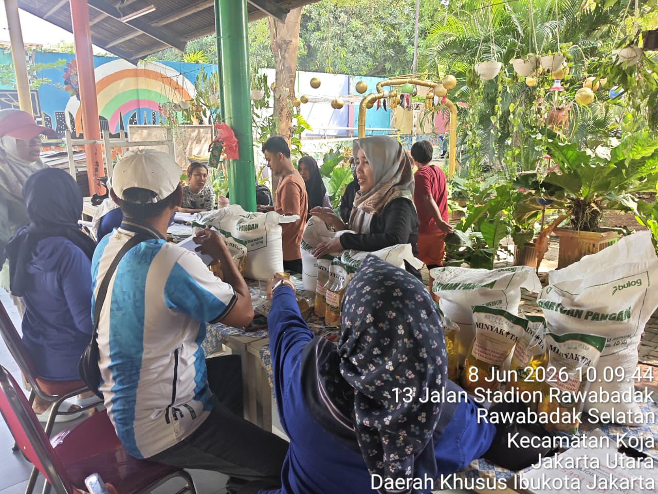 Sekretaris Kelurahan Rawa Badak Selatan Monitoring Pembagian Bantuan Beras Bulog 3