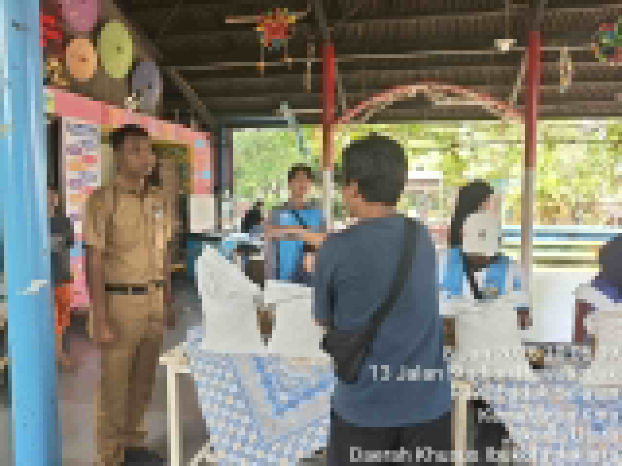 Sekretaris Kelurahan Rawa Badak Selatan Monitoring Pembagian Bantuan Beras Bulog 1