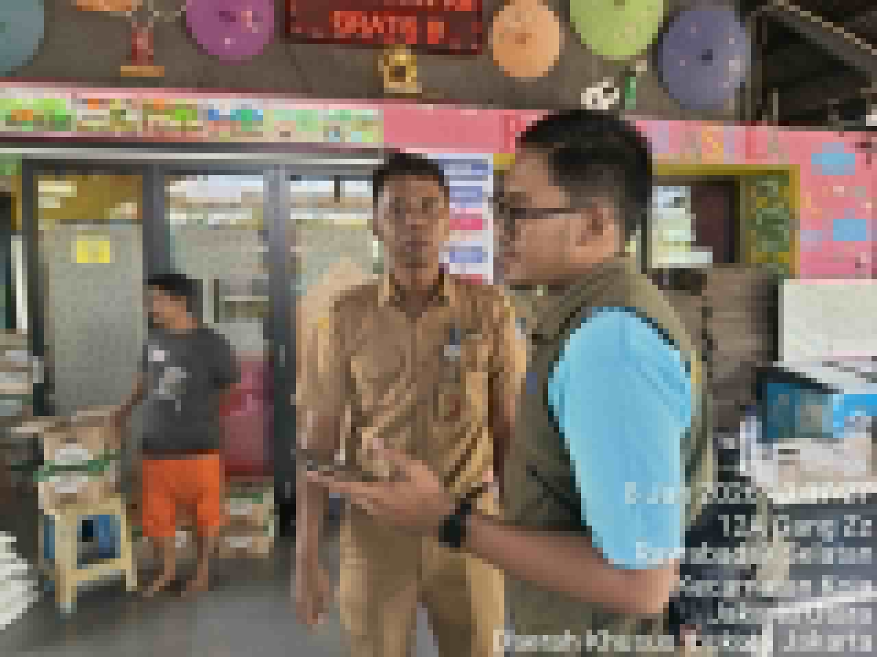 Sekretaris Kelurahan Rawa Badak Selatan Monitoring Pembagian Bantuan Beras Bulog 2