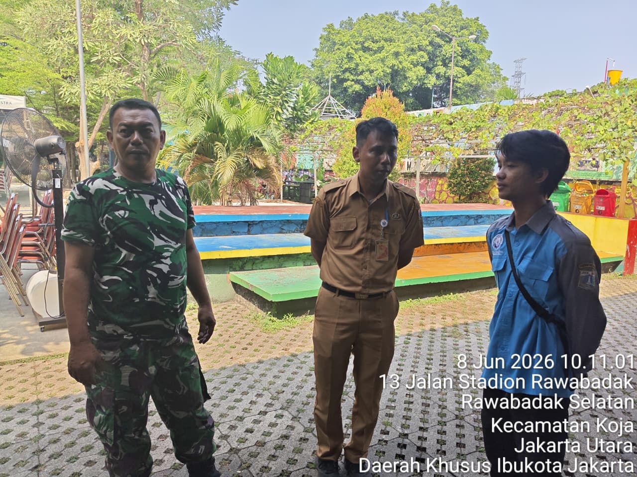 Sekretaris Kelurahan Rawa Badak Selatan Monitoring Pembagian Bantuan Beras Bulog 4