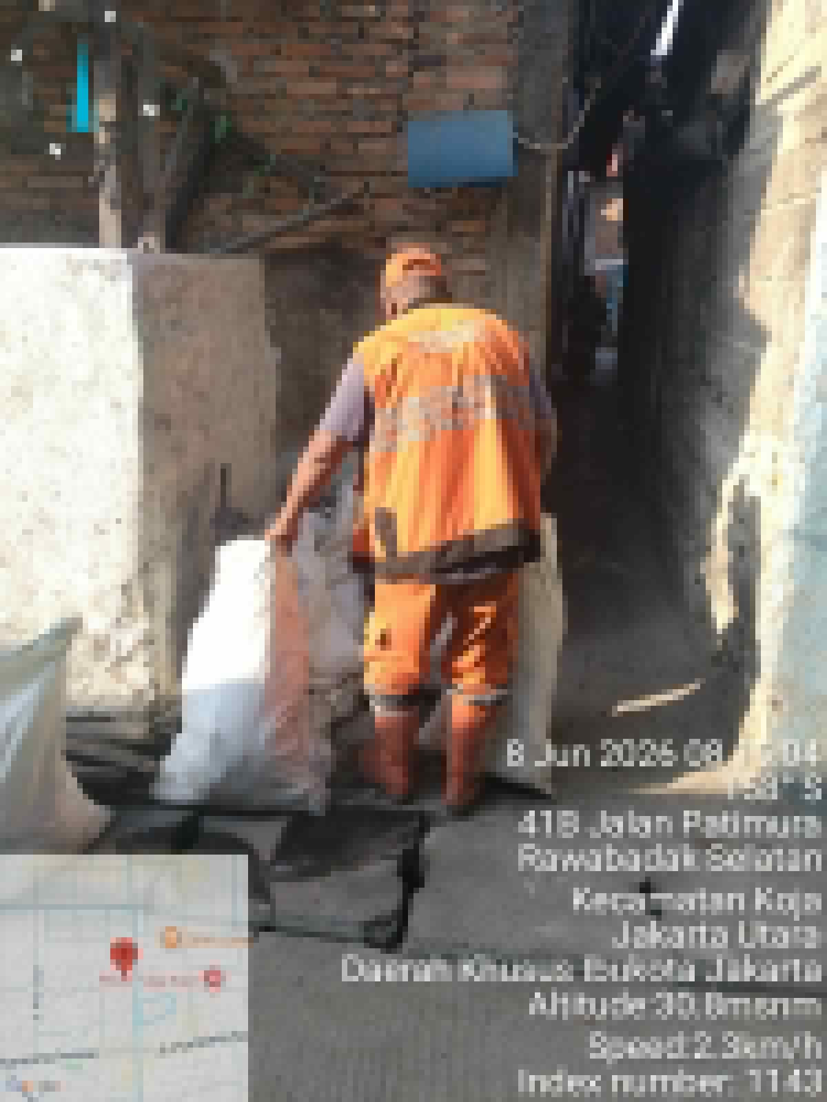 PPSU Kelurahan Rawa Badak Selatan Laksanakan Pengangkutan Sampah Warga untuk Menjaga Kebersihan Lingkungan 2