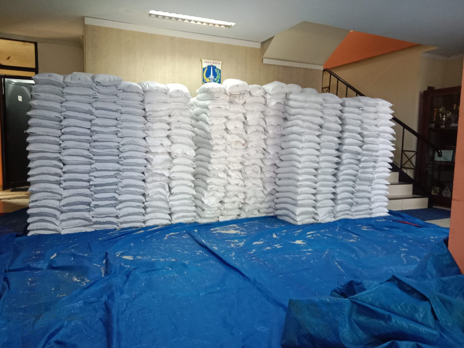Pembongkaran Beras Bantuan Bahan Pangan di kelurahan Tanjung Priok 1