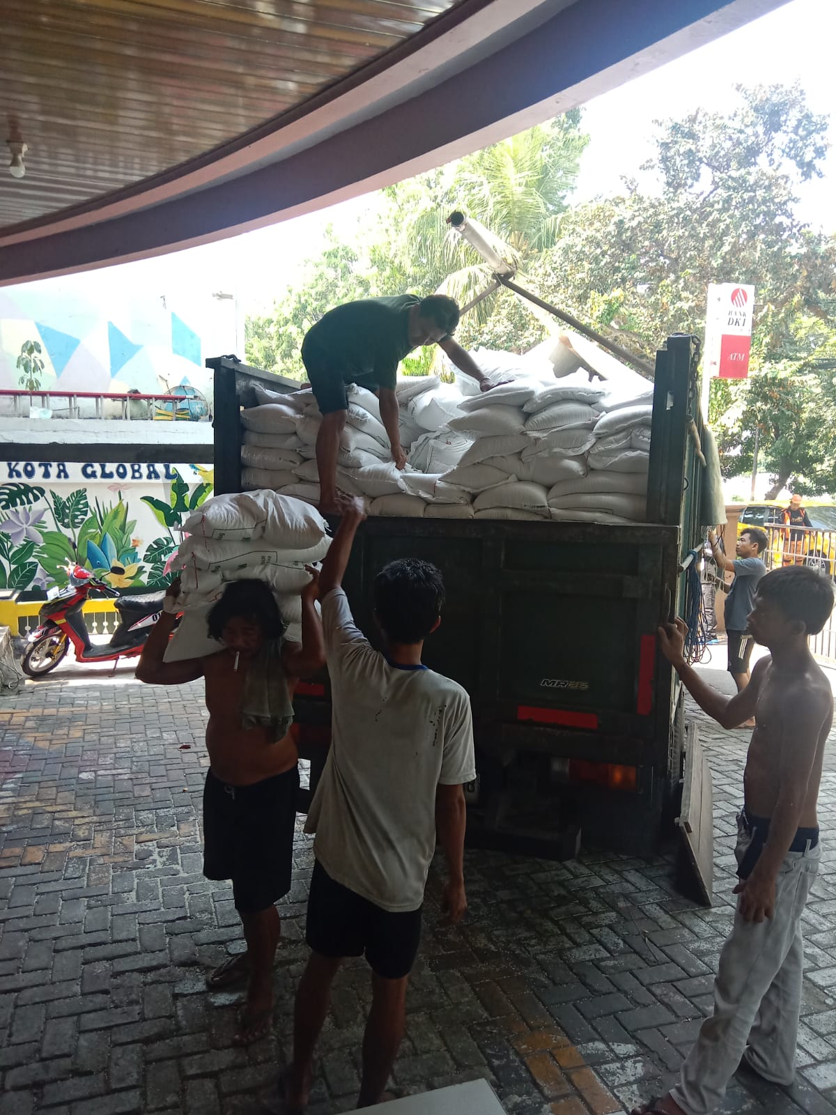 Pembongkaran Beras Bantuan Bahan Pangan di kelurahan Tanjung Priok 2