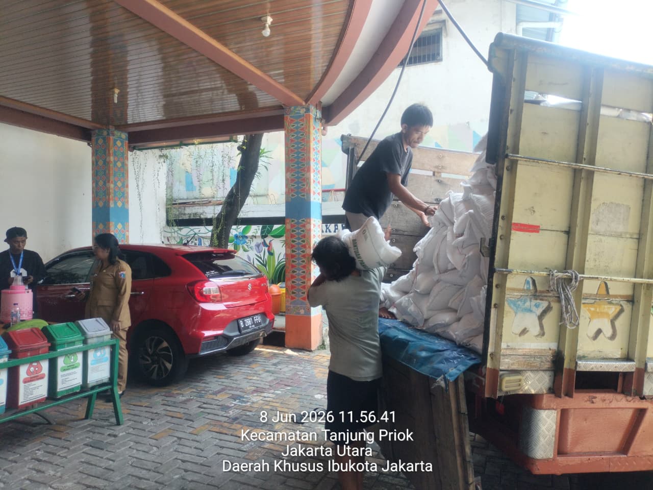 Pembongkaran Beras Bantuan Bahan Pangan di kelurahan Tanjung Priok 4