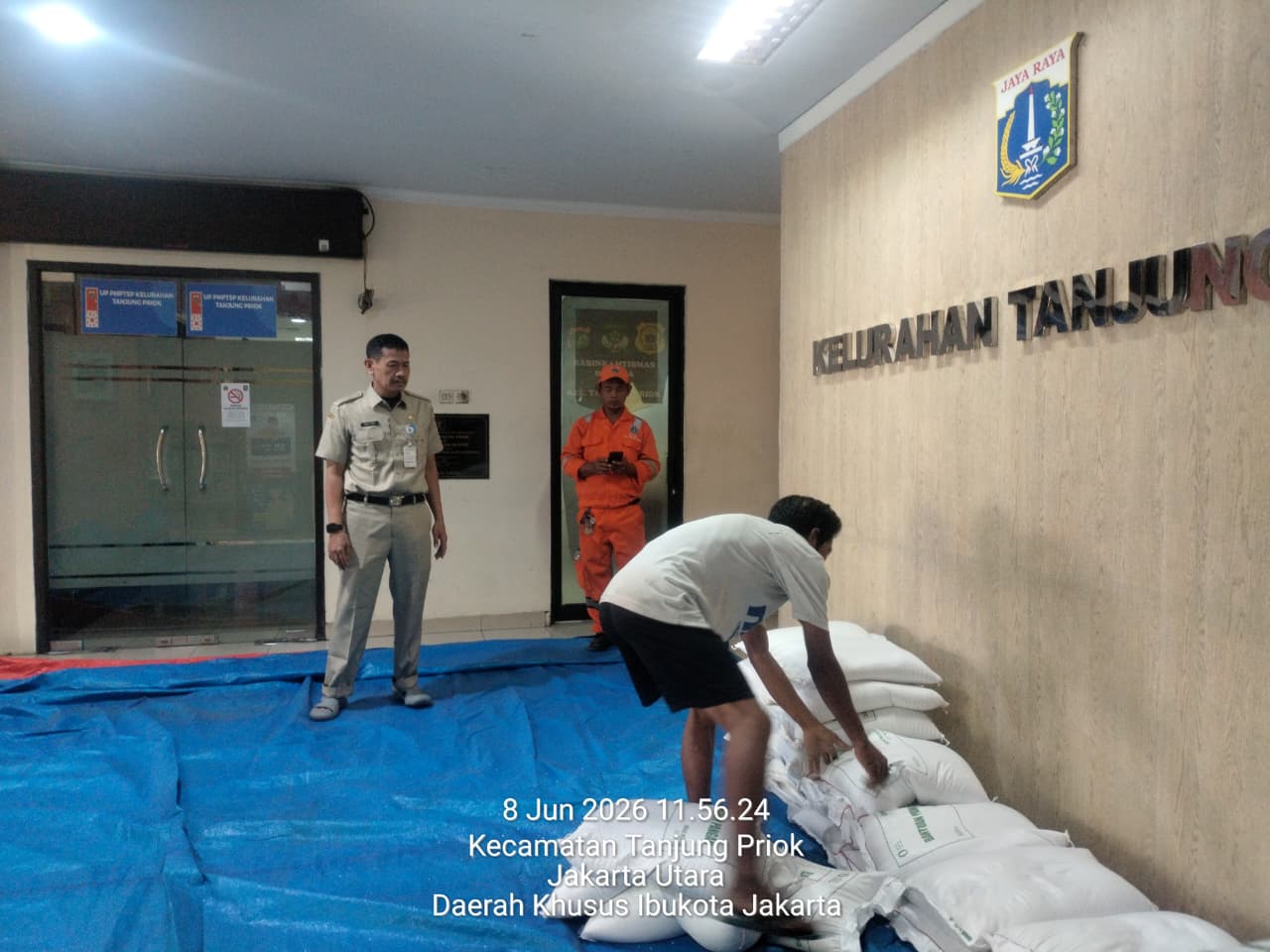 Pembongkaran Beras Bantuan Bahan Pangan di kelurahan Tanjung Priok 3