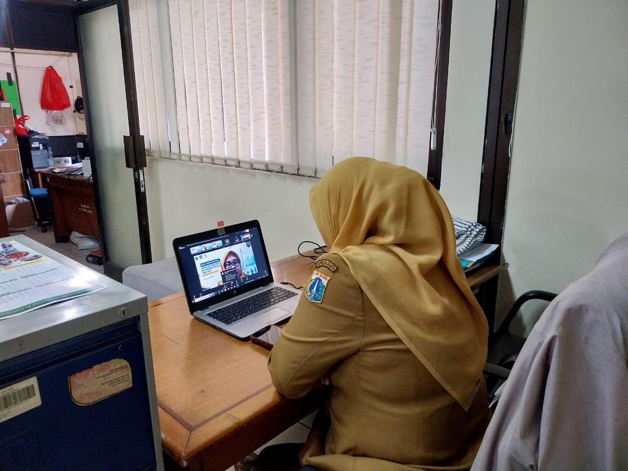Kasi Kesra Kelurahan Pademangan Barat Ikuti Zoom Meeting Rakor Penuntasan Anak Tidak Sekolah dan Persiapan Apresiasi Bunda PAUD Nasional 1