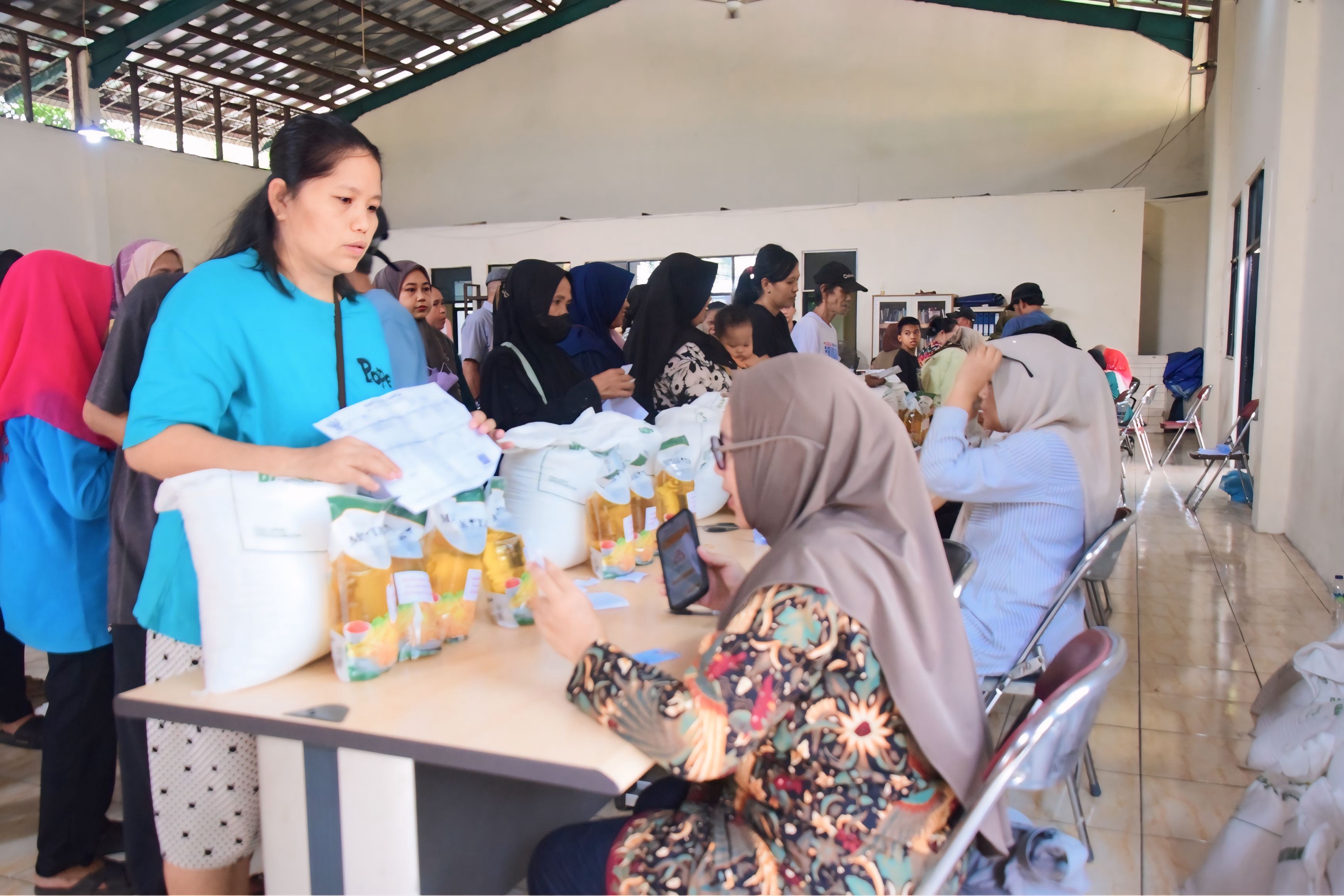 MONITORING PENDISTRIBUSIAN BANTUAN BAHAN PANGAN BAGI WARGA 1