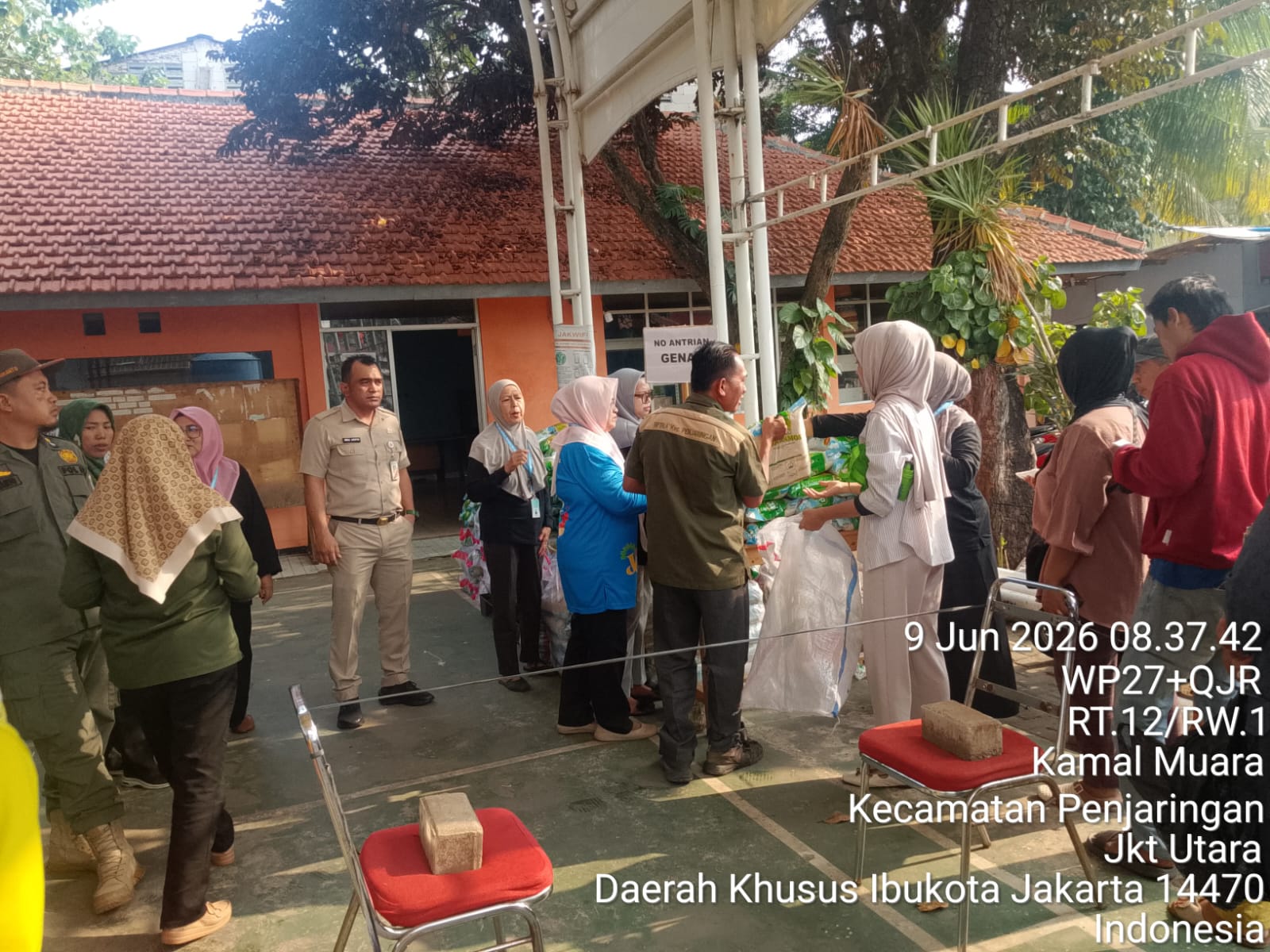 Pelayanan pangan bersubsidi di Kelurahan Kamal Muara menjadi langkah nyata mendukung kesejahteraan masyarakat melalui penyediaan kebutuhan pokok yang terjangkau 2
