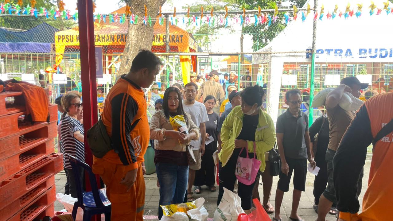 Pendistribusian Bantuan Beras dan Minyak Goreng Bulog Digelar di RPTRA Budi Mulia 1