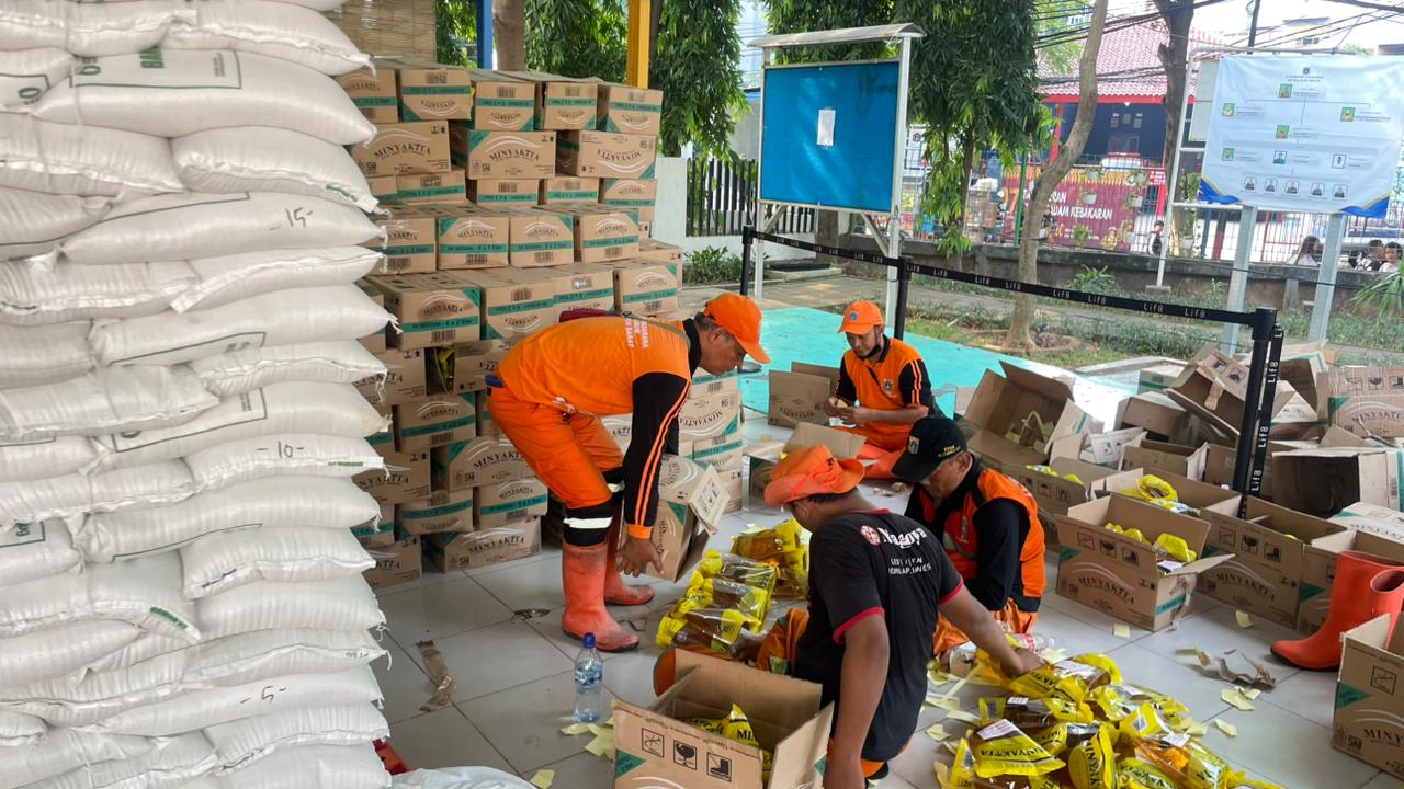 Pendistribusian Bantuan Beras dan Minyak Goreng Bulog Digelar di RPTRA Budi Mulia 2