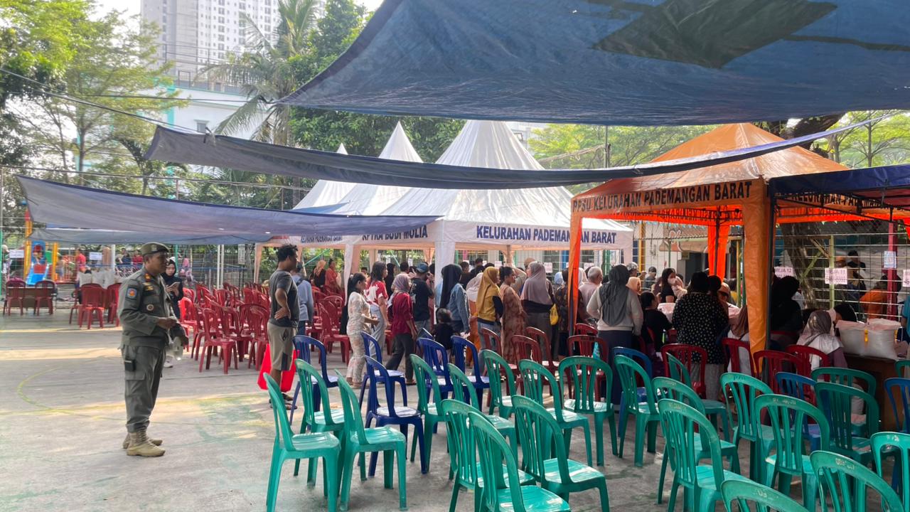 Pendistribusian Bantuan Beras dan Minyak Goreng Bulog Digelar di RPTRA Budi Mulia 3