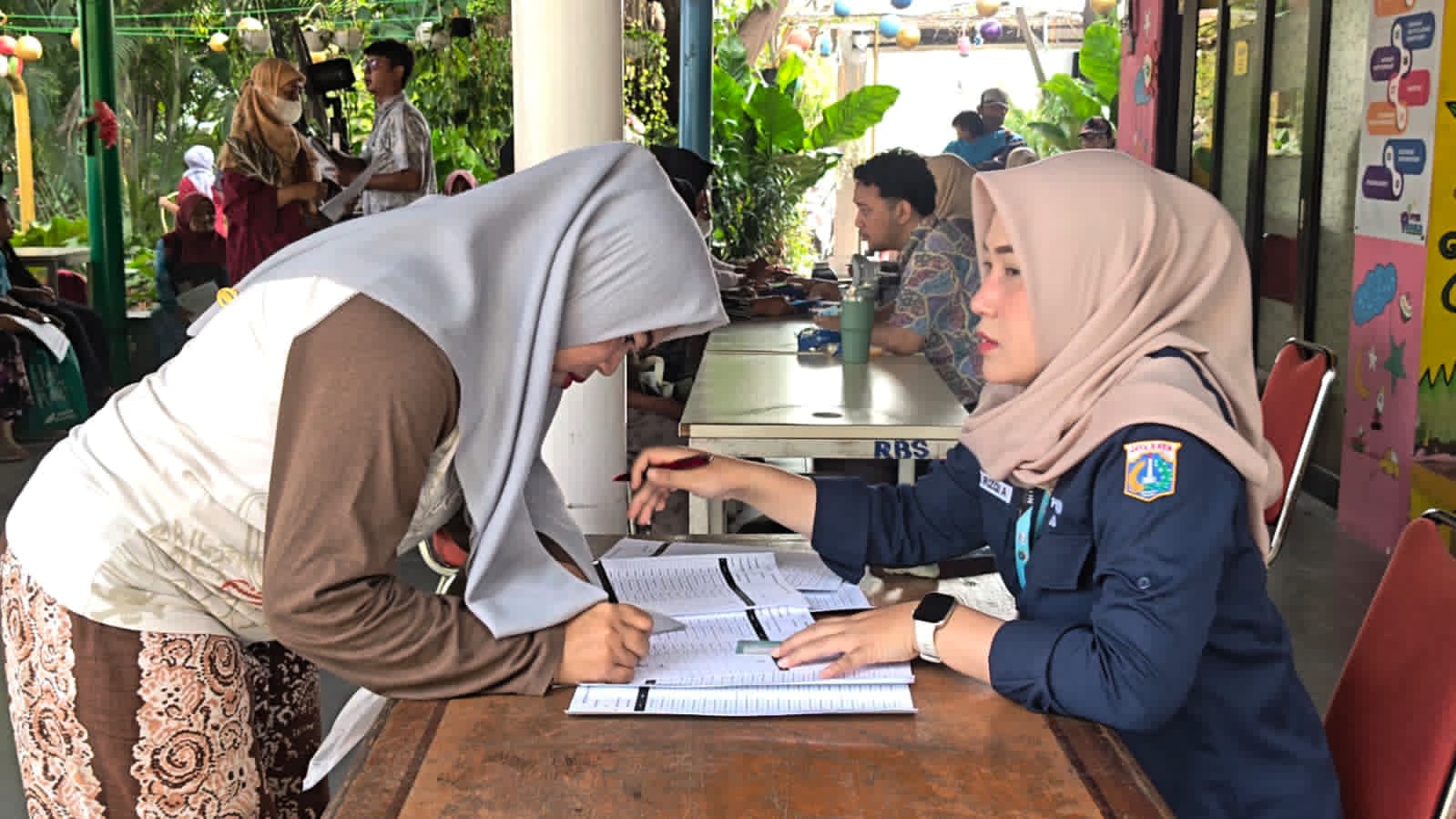Monitoring Pembagian Kartu PKD, Kelurahan Rawa Badak Selatan Pastikan Bantuan Sosial Tepat Sasaran 3