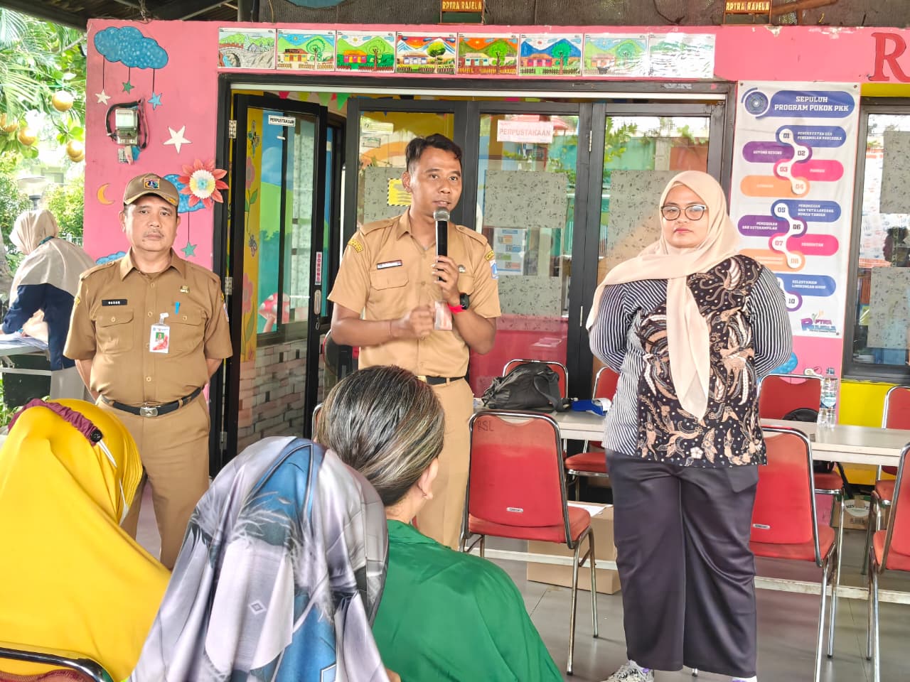 Monitoring Pembagian Kartu PKD, Kelurahan Rawa Badak Selatan Pastikan Bantuan Sosial Tepat Sasaran 5