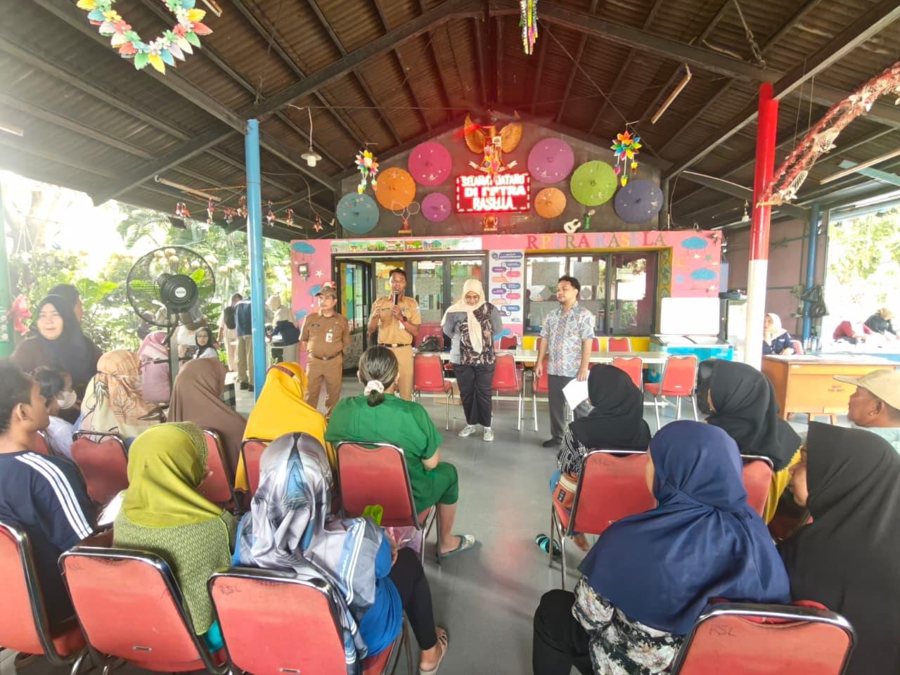 Monitoring Pembagian Kartu PKD, Kelurahan Rawa Badak Selatan Pastikan Bantuan Sosial Tepat Sasaran 6