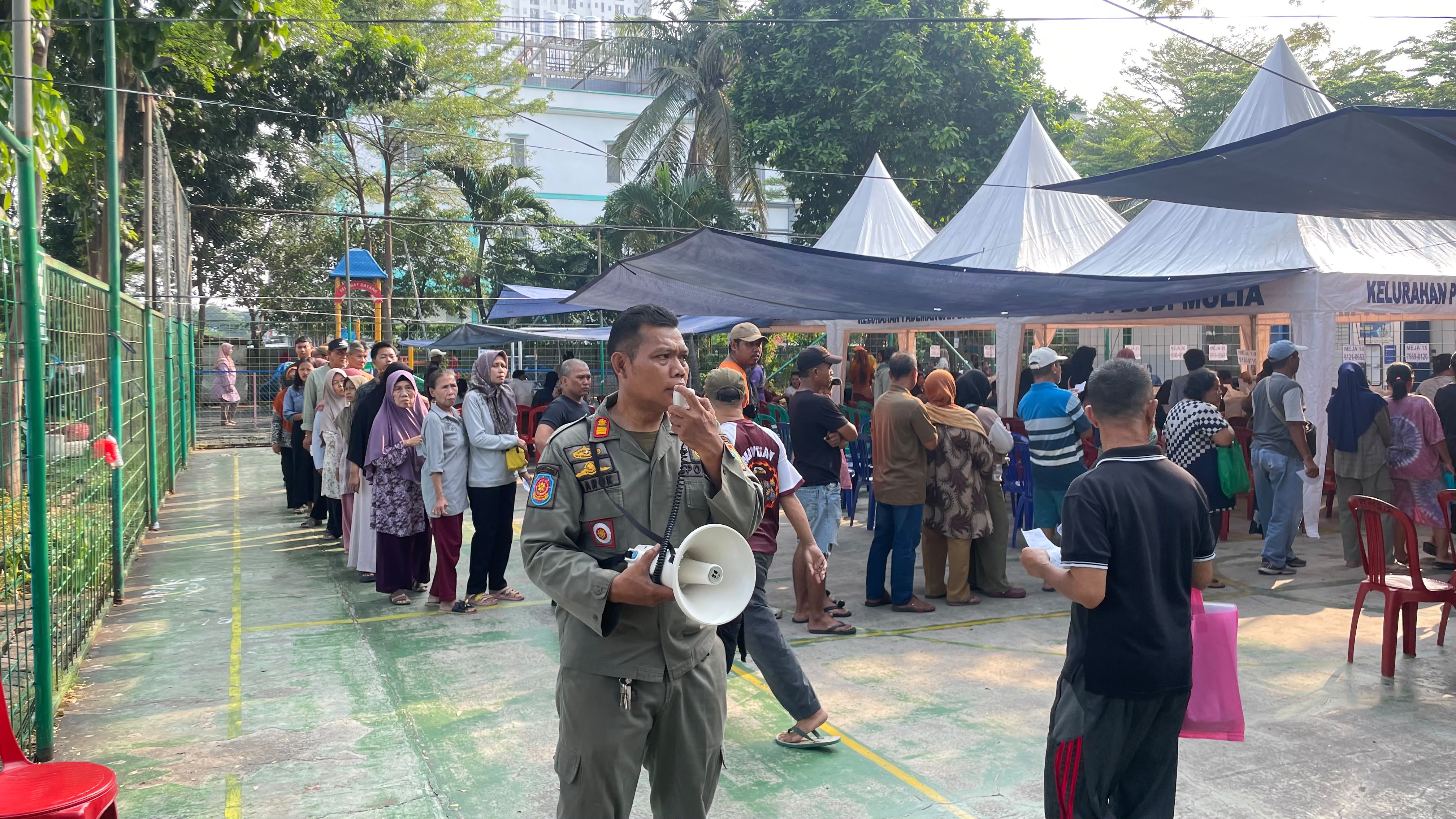 Pendistribusian Bantuan Beras dan Minyak Goreng Bulog Hari Kedua Berjalan Lancar di RPTRA Budi Mulia 4