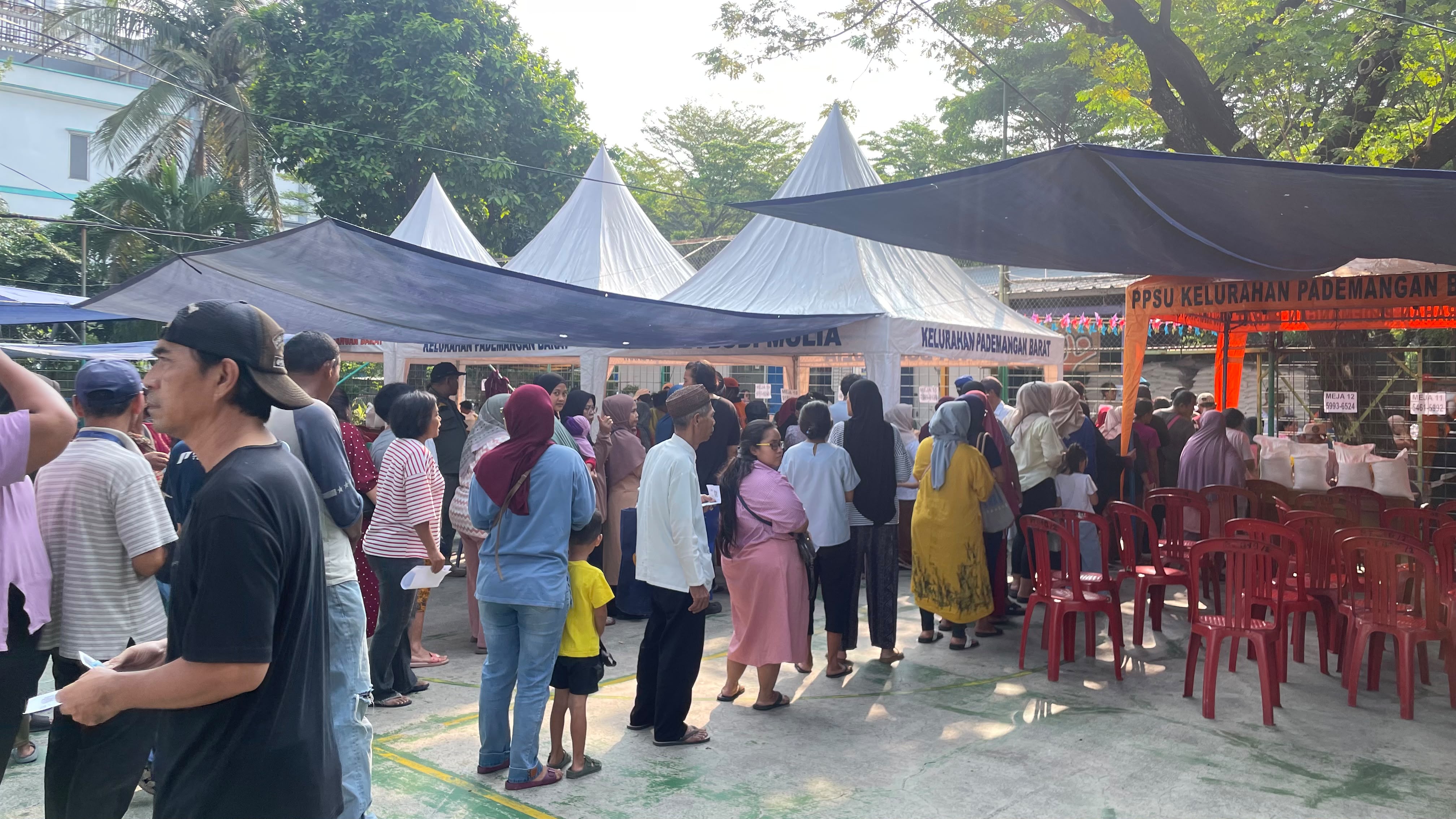 Pendistribusian Bantuan Beras dan Minyak Goreng Bulog Hari Kedua Berjalan Lancar di RPTRA Budi Mulia 3