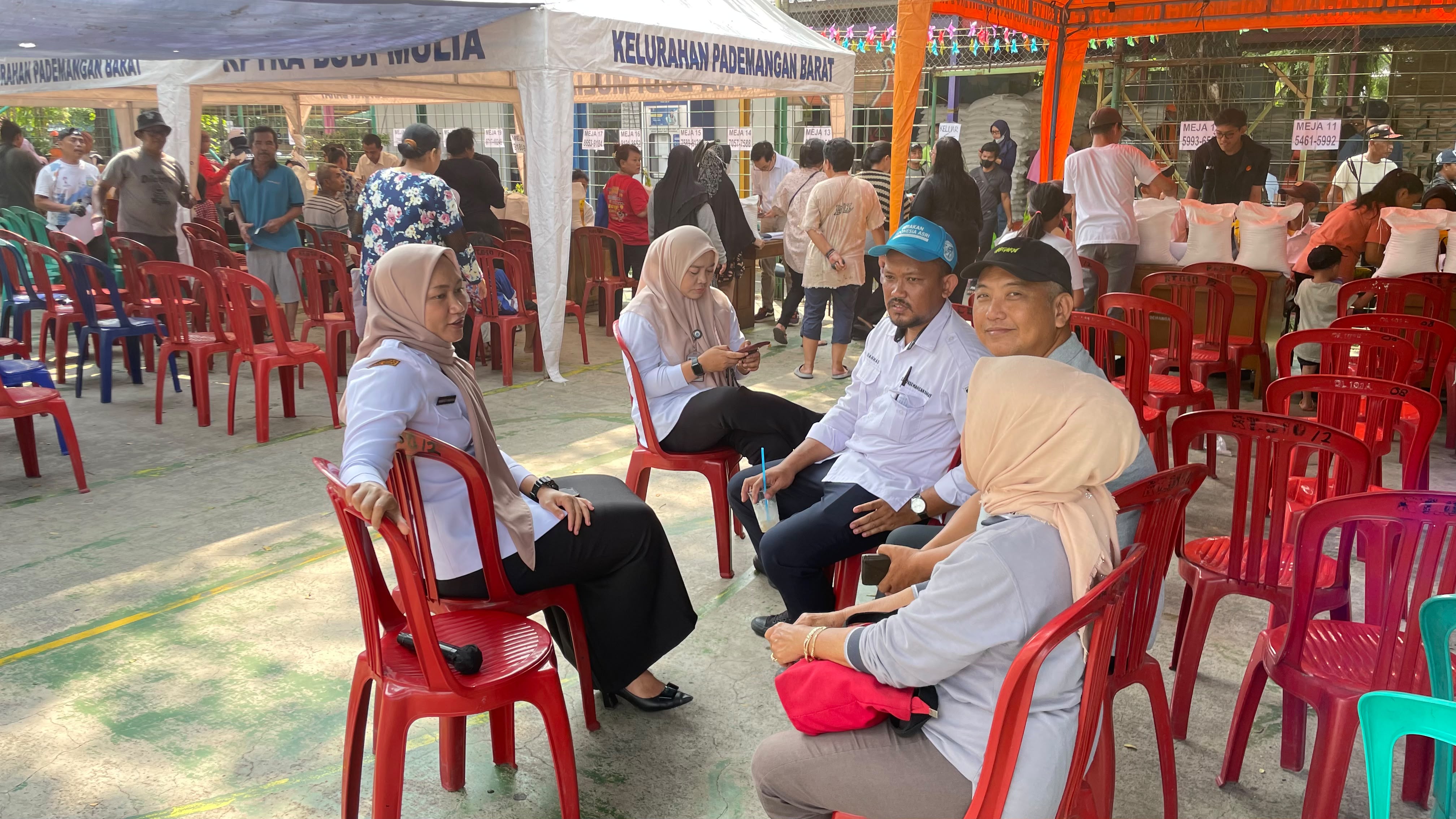 Pendistribusian Bantuan Beras dan Minyak Goreng Bulog Hari Kedua Berjalan Lancar di RPTRA Budi Mulia 1