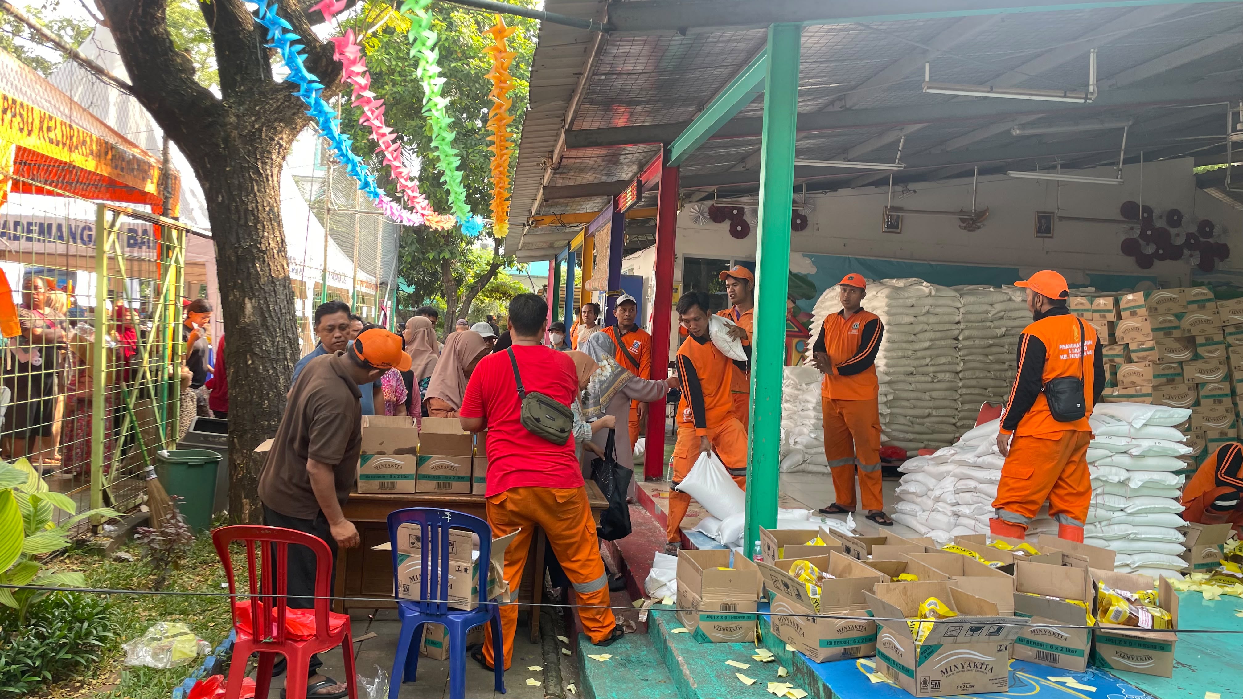 Pendistribusian Bantuan Beras dan Minyak Goreng Bulog Hari Kedua Berjalan Lancar di RPTRA Budi Mulia 2