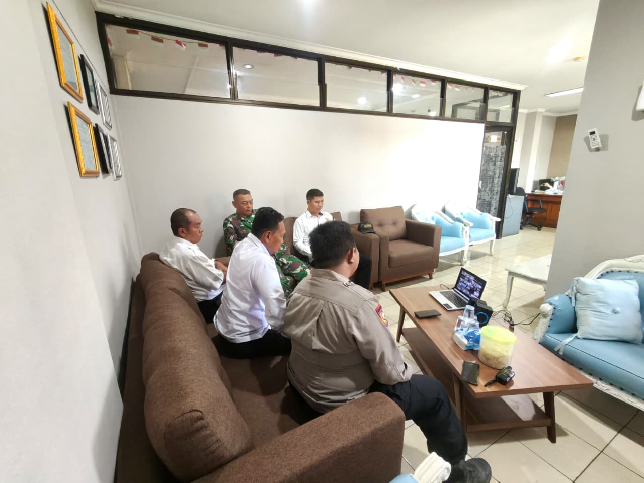 Lurah Rawa Badak Selatan Mengikuti Zoom Meeting Bersama Unsur Pemerintahan dan Keamanan Wilayah 4