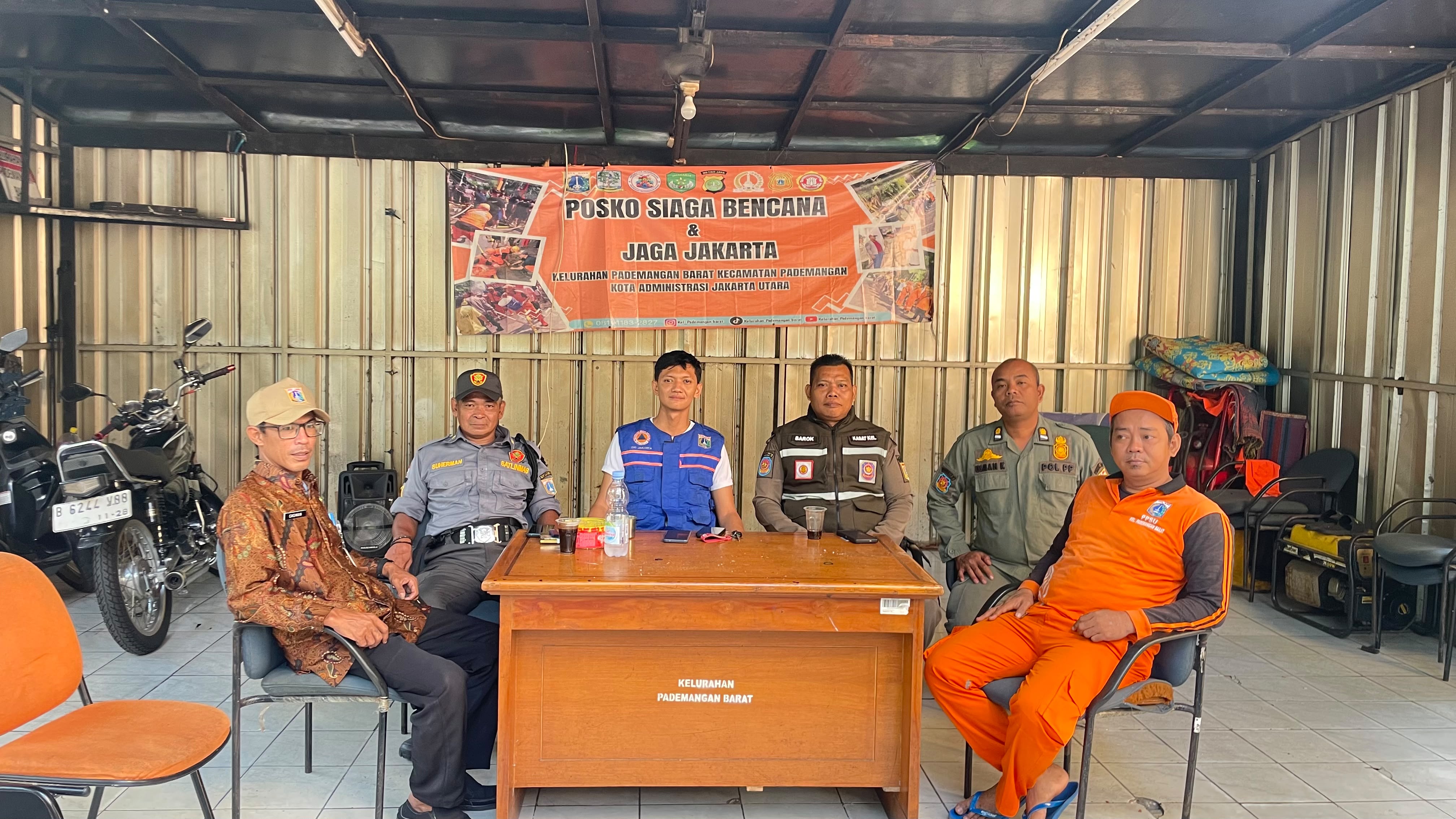 Kegiatan Piket Posko Siaga Bencana dan Jaga Jakarta di Kelurahan Pademangan Barat Berjalan Kondusif 1