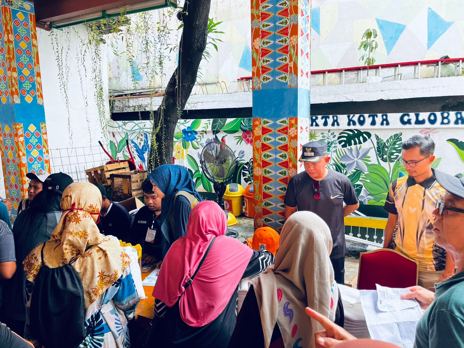 Pembagian Bantuan Pangan Beras Bulog di Kelurahan Tanjung Priok 4